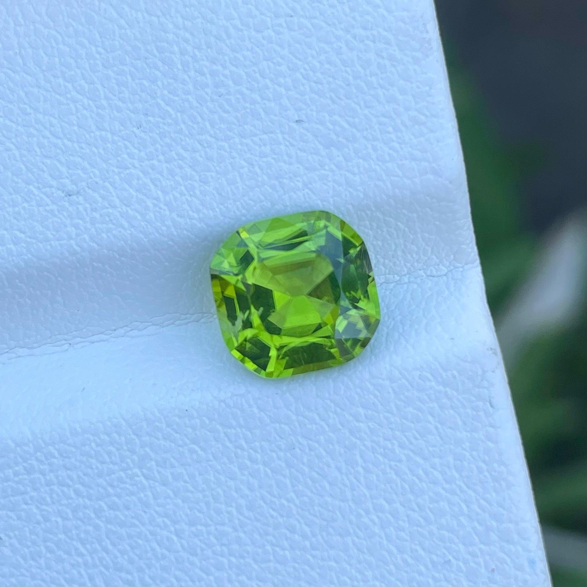 Wunderschöner natürlicher grüner Peridot-Edelstein mit 3,50 Karat im Kissenschliff im Zustand „Neu“ in Bangkok, TH