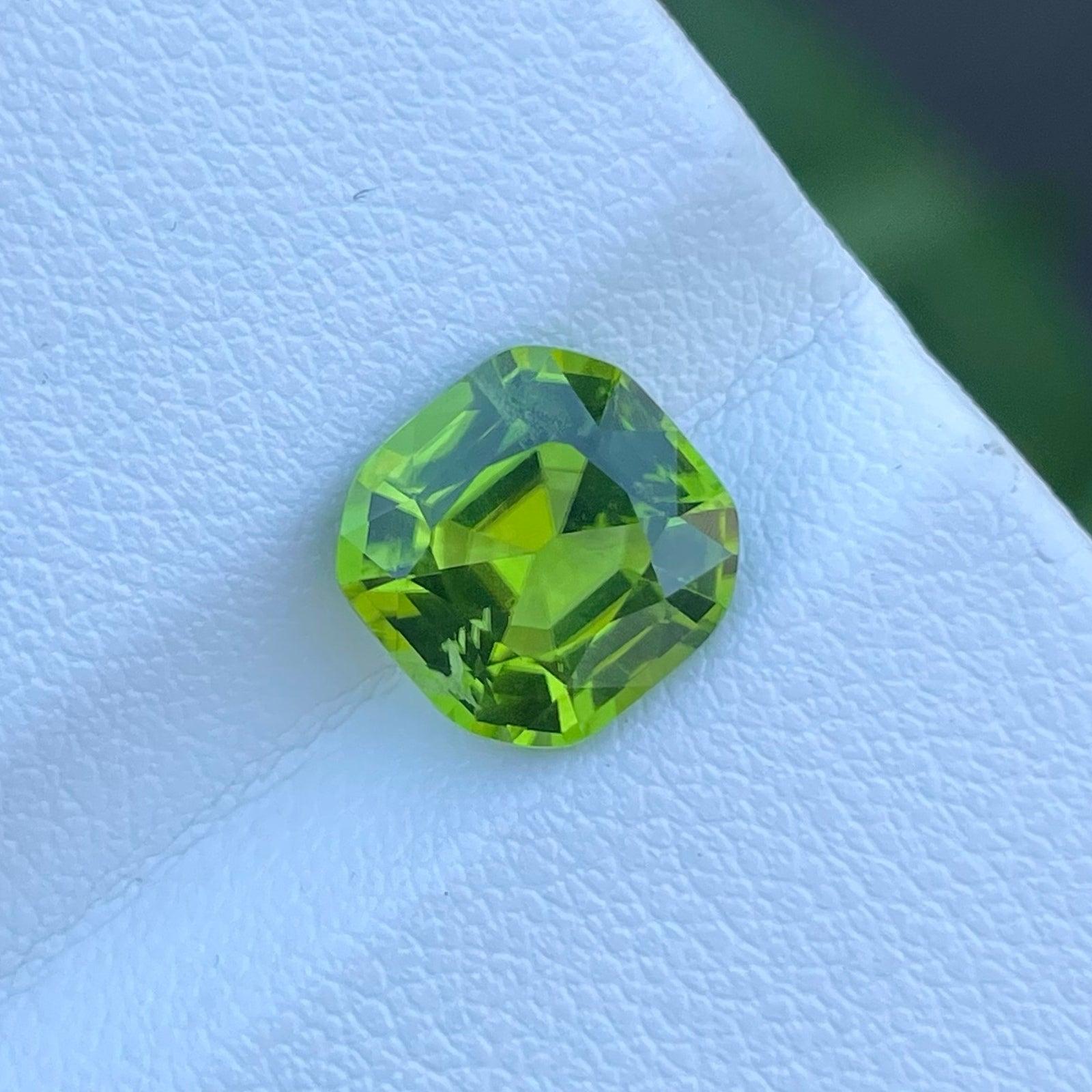 Wunderschöner natürlicher grüner Peridot-Edelstein mit 3,50 Karat im Kissenschliff für Damen oder Herren