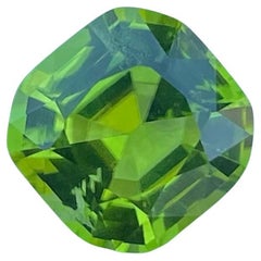 Wunderschöner natürlicher grüner Peridot-Edelstein mit 3,50 Karat im Kissenschliff