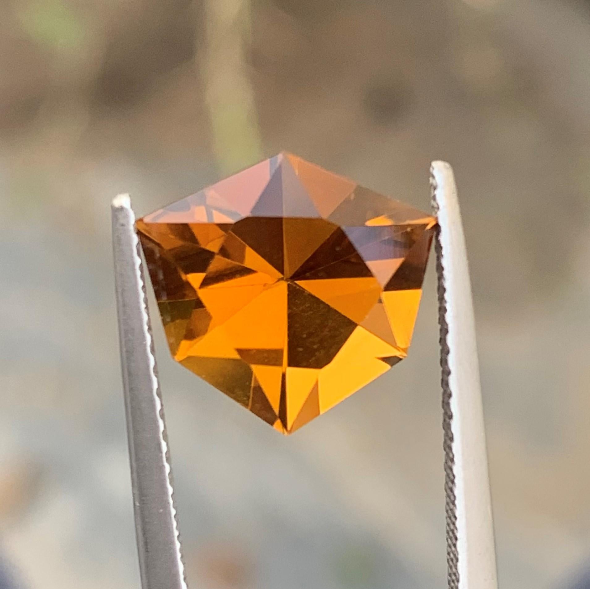 Gorgeous Natural Loose Citrine Ring Gemstone 3.55 Carat Fancy Hexagon Cut Gem In New Condition For Sale In Peshawar, PK
