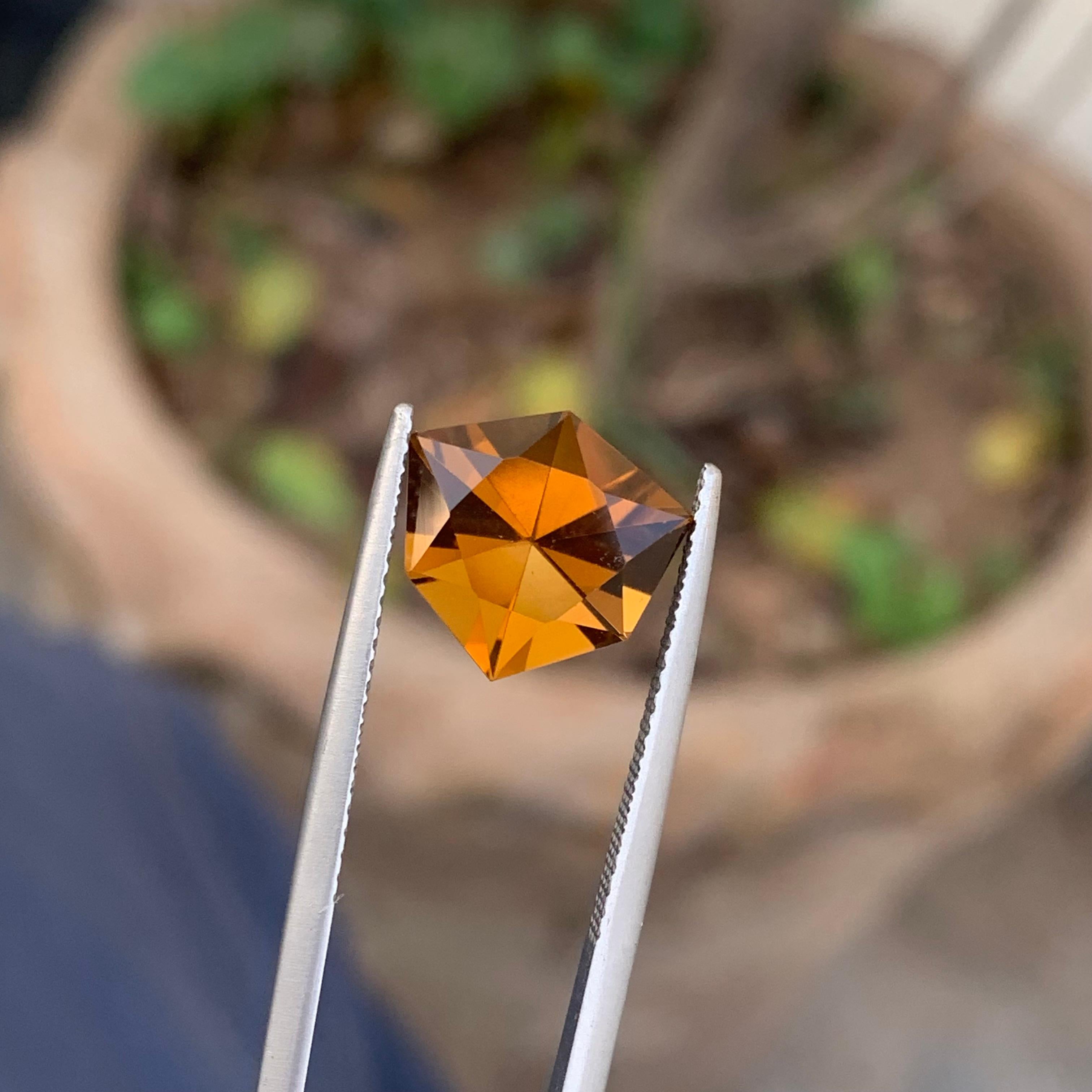 Women's or Men's Gorgeous Natural Loose Citrine Ring Gemstone 3.55 Carat Fancy Hexagon Cut Gem For Sale