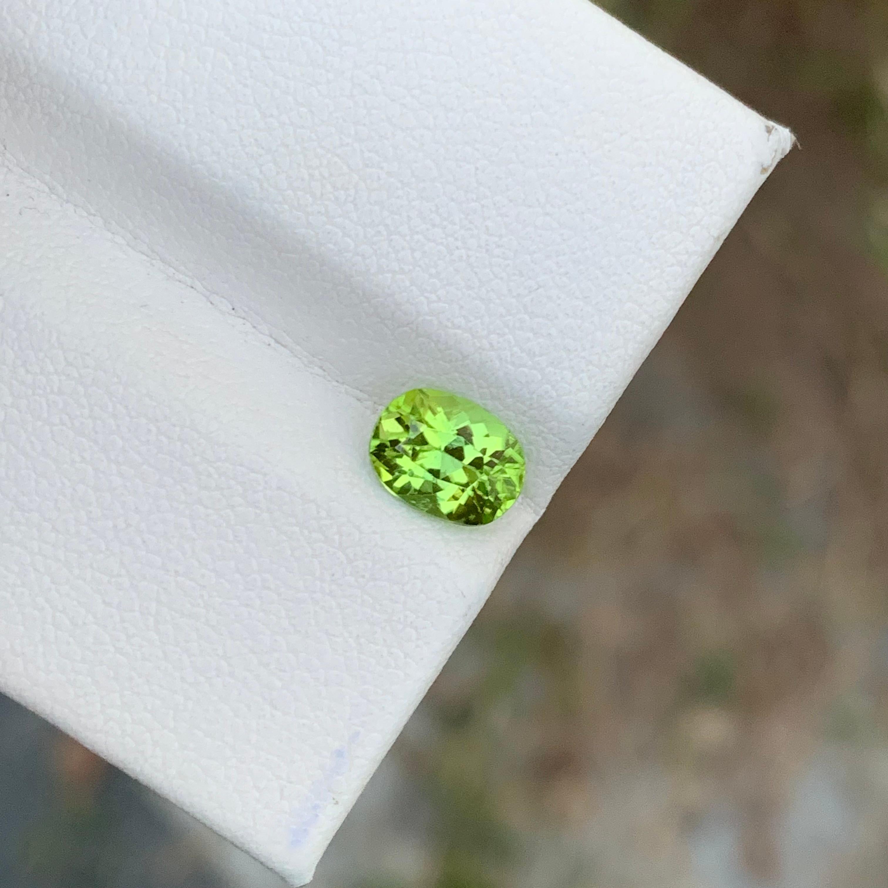 Gorgeous Natural Loose Green Peridot 1.40 Carats Oval Shape For Sale 4