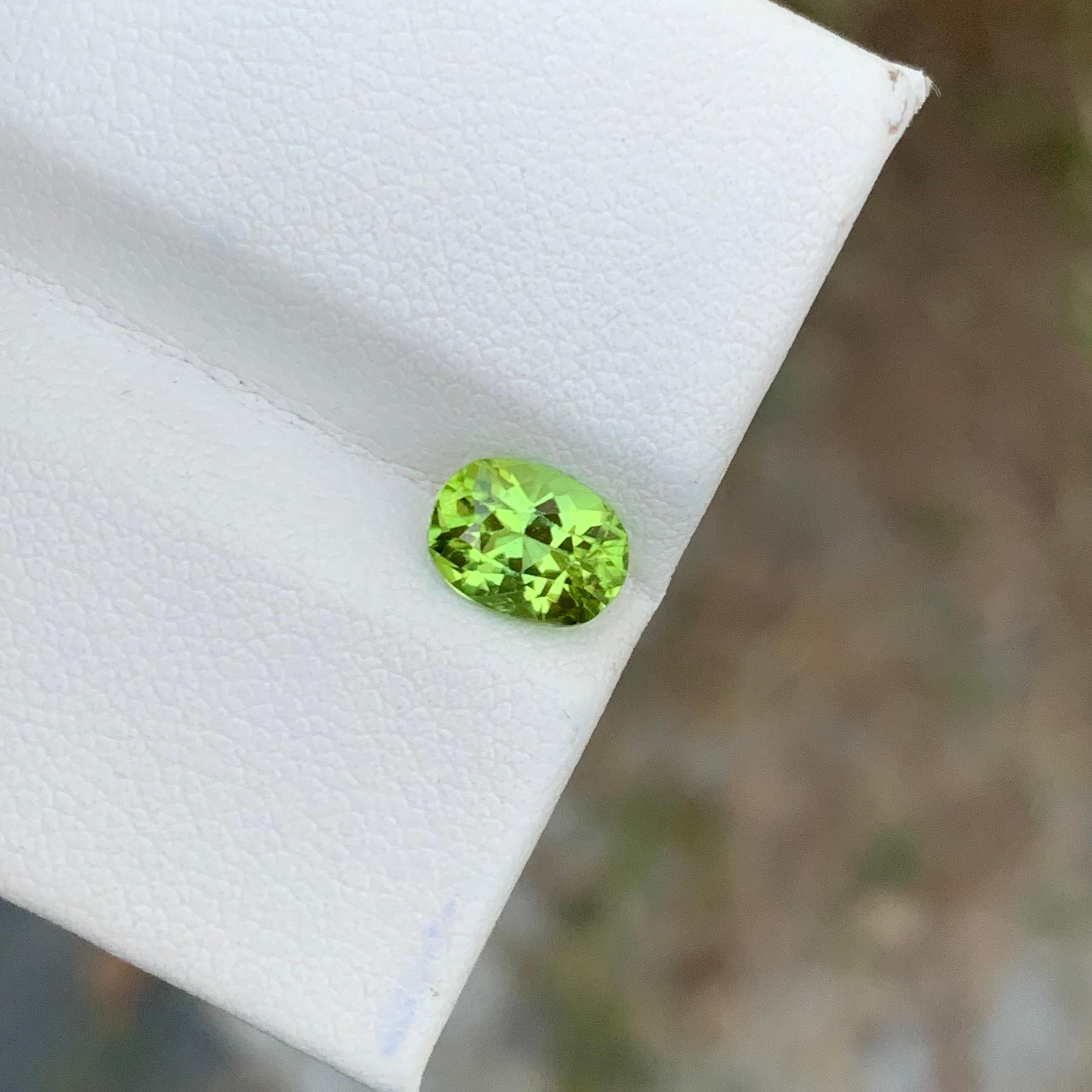 Gorgeous Natural Loose Green Peridot 1.40 Carats Oval Shape For Sale 5