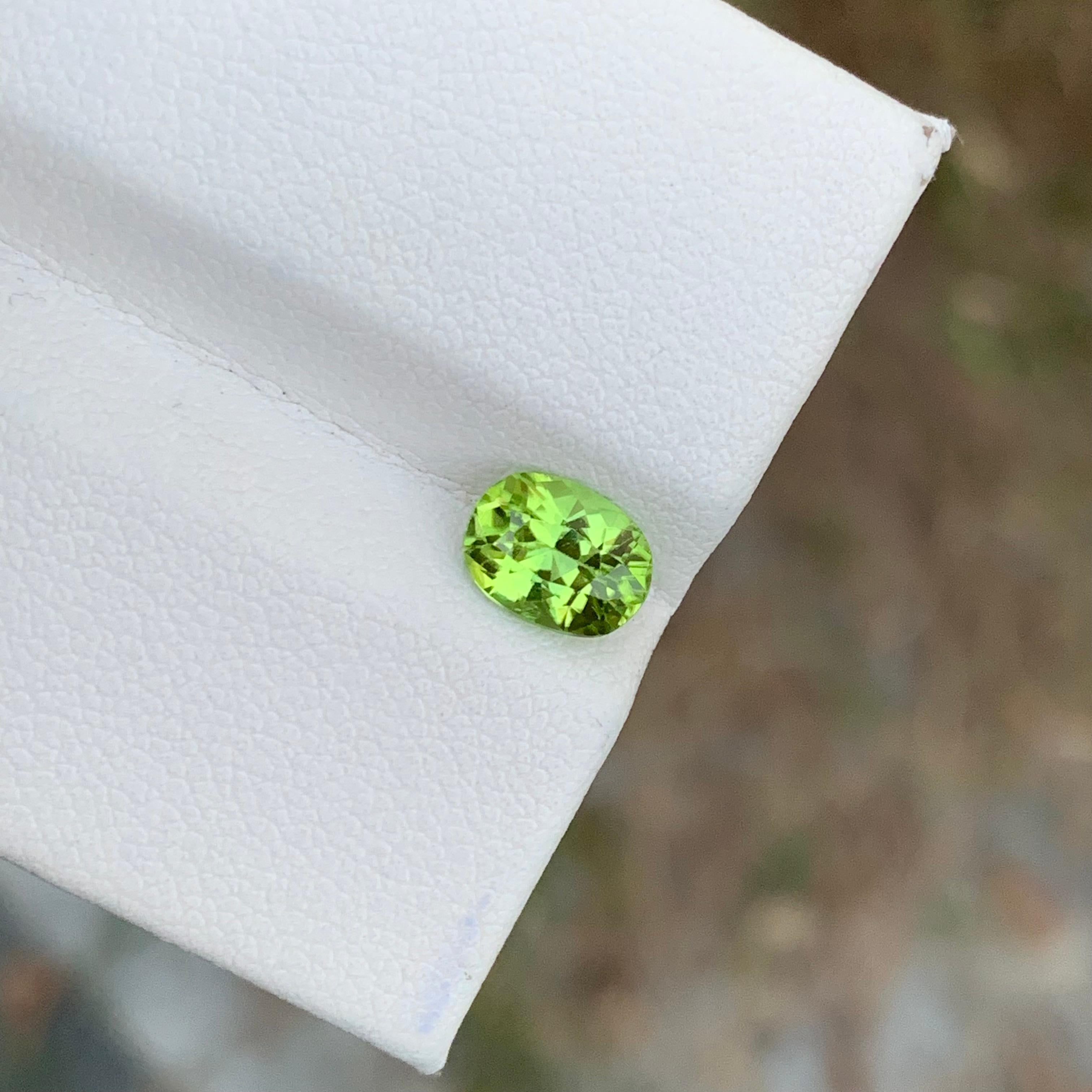 Arts and Crafts Gorgeous Natural Loose Green Peridot 1.40 Carats Oval Shape For Sale
