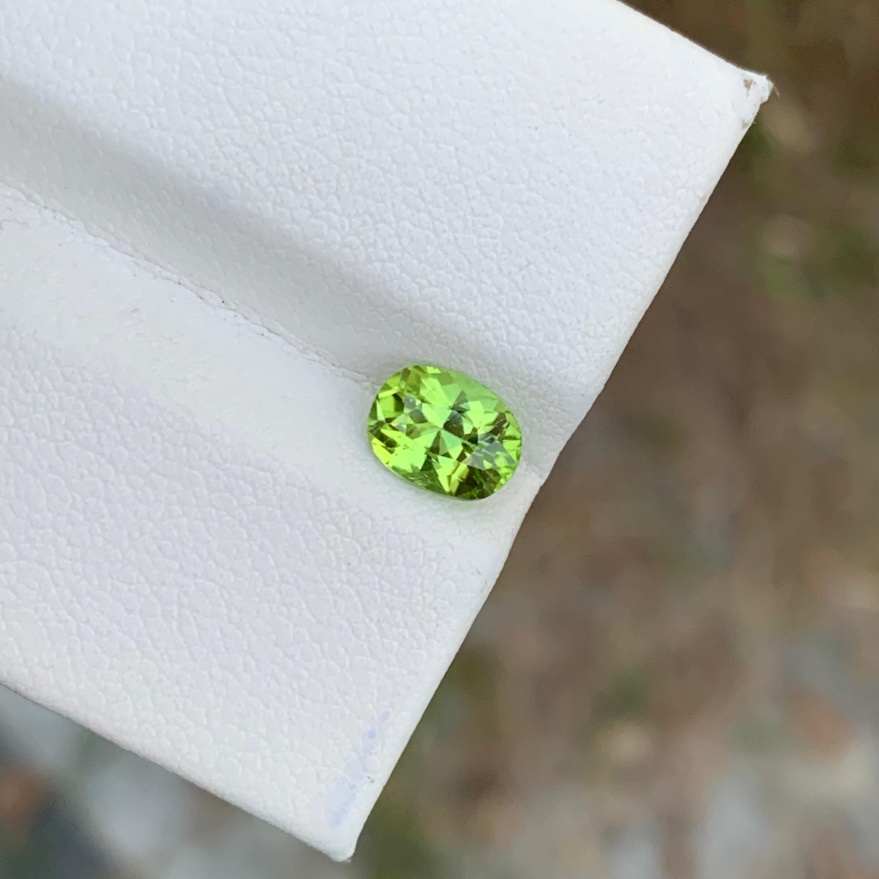 Oval Cut Gorgeous Natural Loose Green Peridot 1.40 Carats Oval Shape For Sale