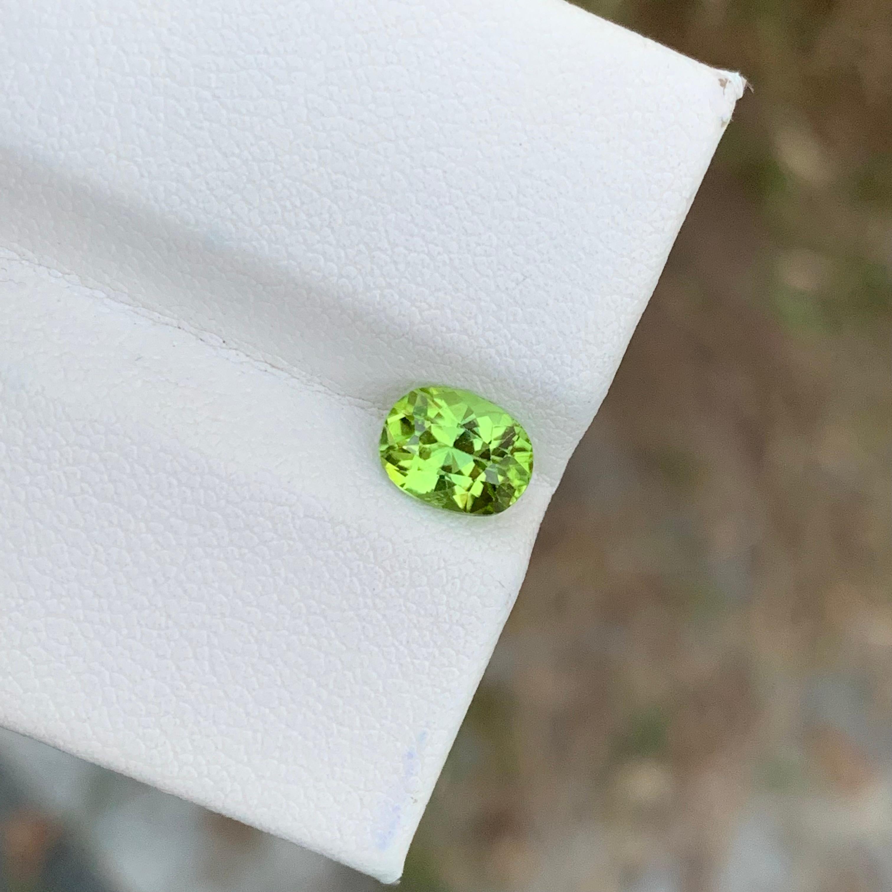 Gorgeous Natural Loose Green Peridot 1.40 Carats Oval Shape In New Condition For Sale In Peshawar, PK