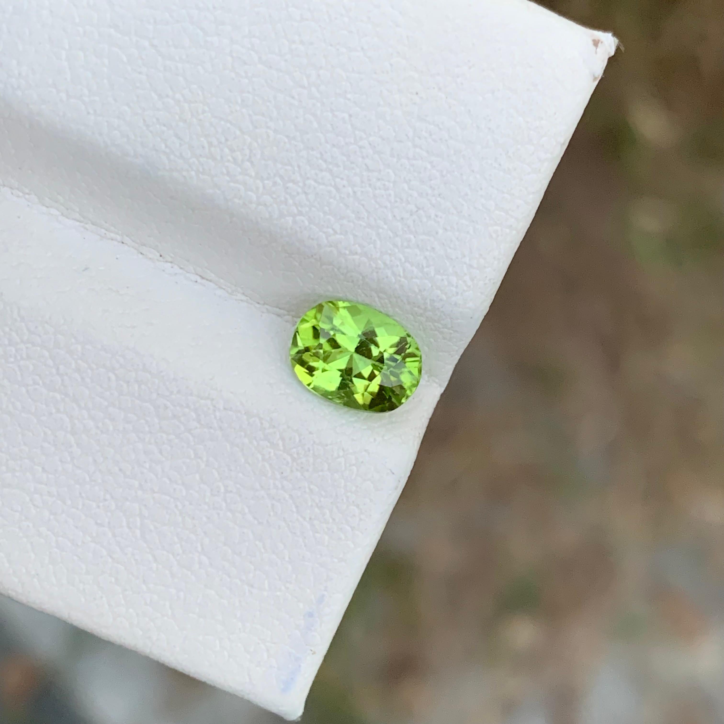 Women's or Men's Gorgeous Natural Loose Green Peridot 1.40 Carats Oval Shape For Sale