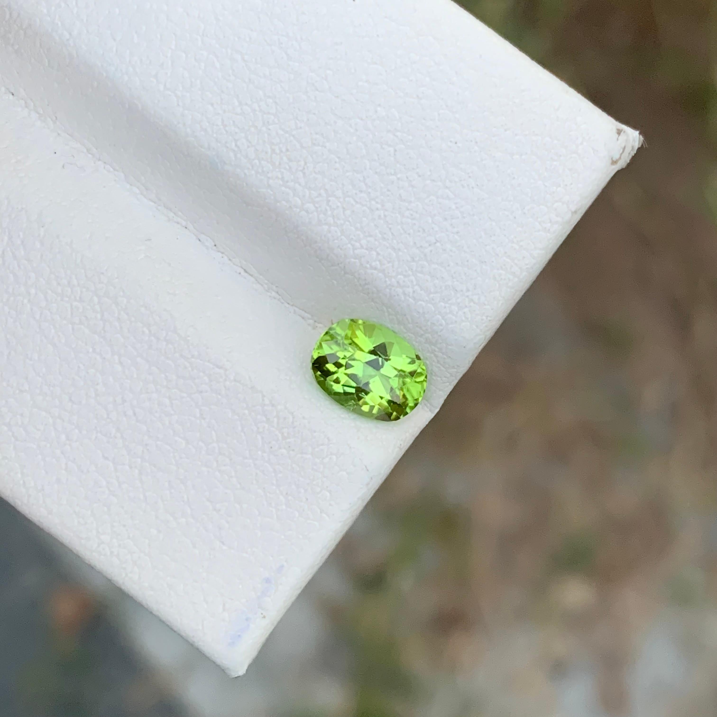 Gorgeous Natural Loose Green Peridot 1.40 Carats Oval Shape For Sale 2