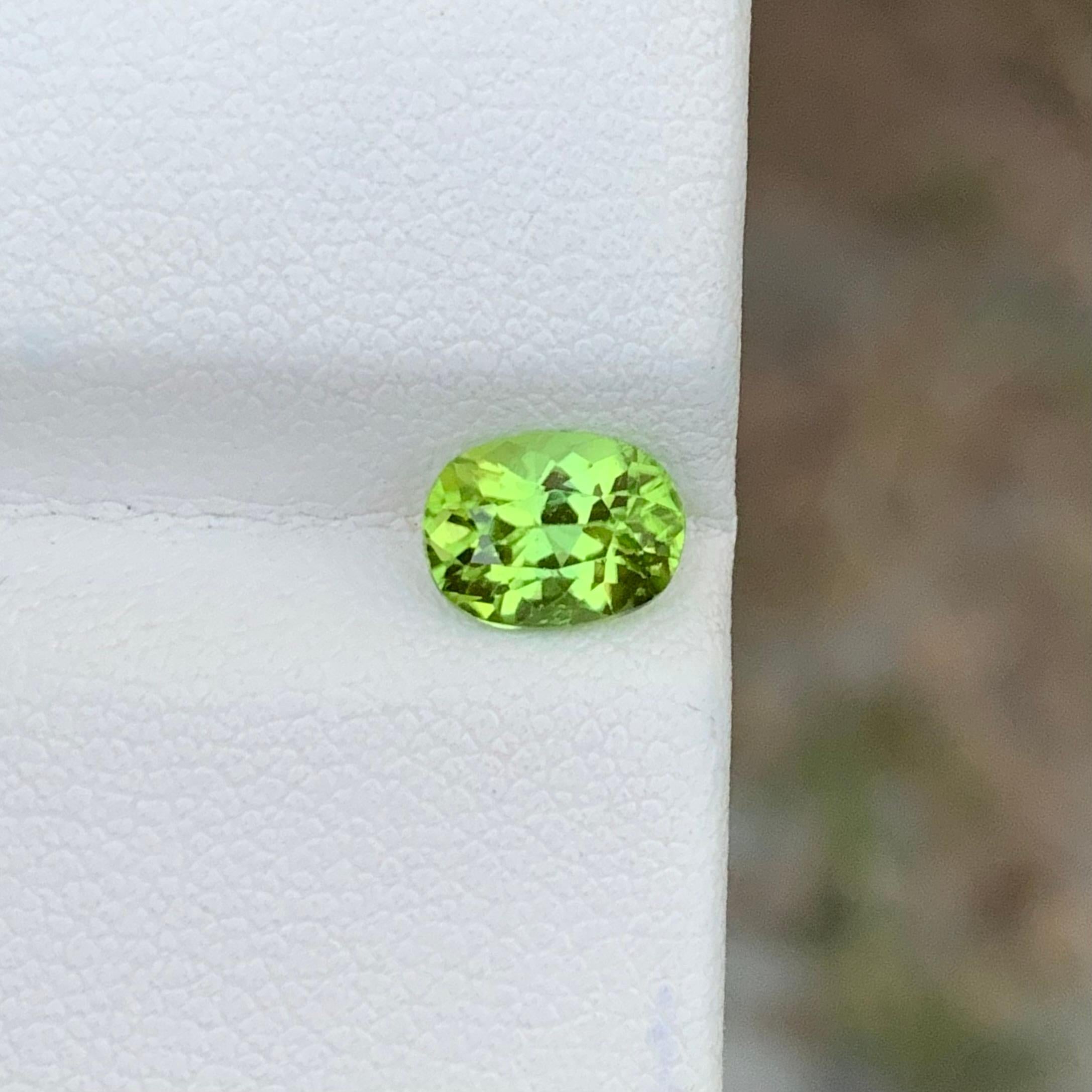Gorgeous Natural Loose Green Peridot 1.40 Carats Oval Shape For Sale 3