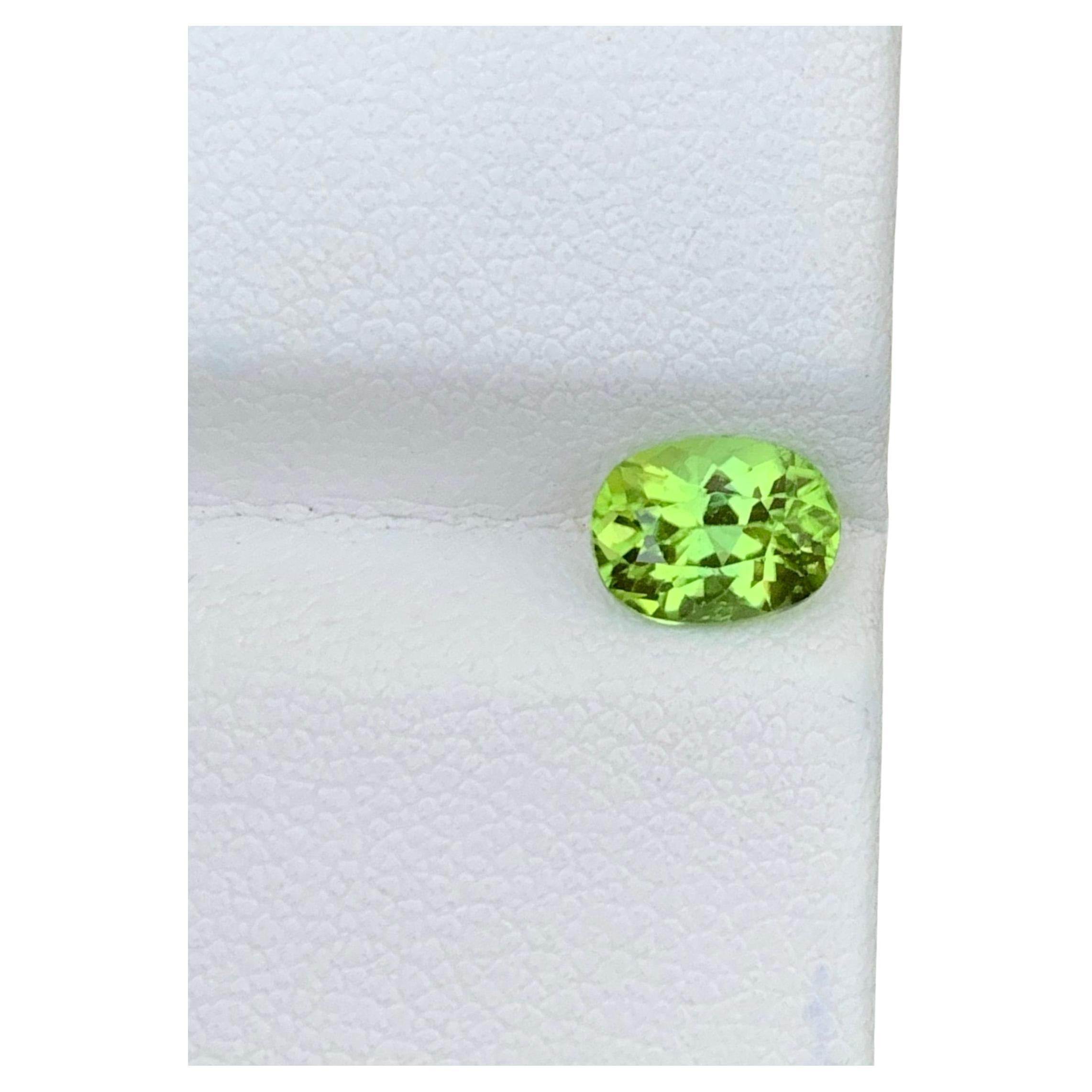 Gorgeous Natural Loose Green Peridot 1.40 Carats Oval Shape For Sale