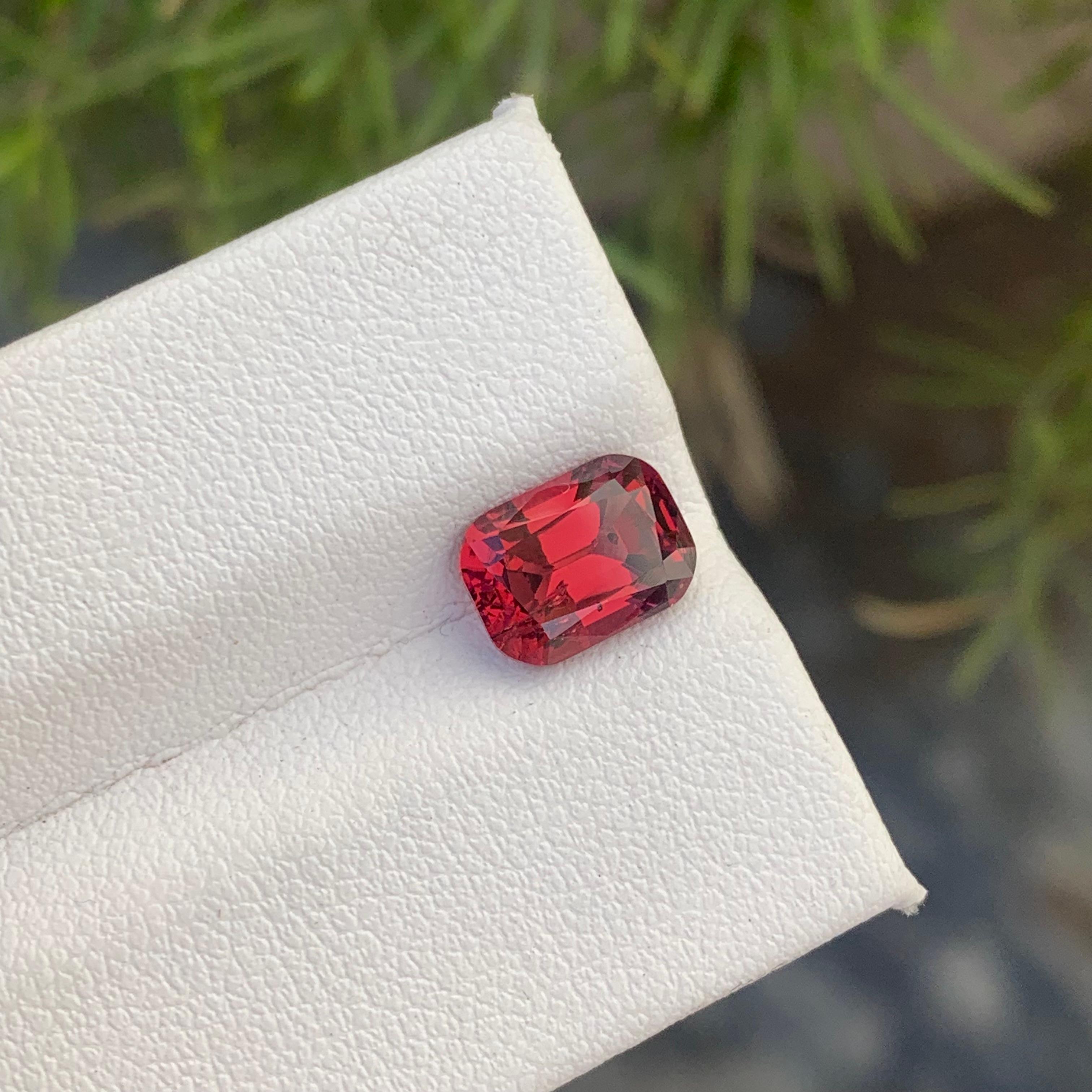 Gorgeous Natural Loose Red Rhodolite Garnet Gemstone 2.45 Carat with SI Clarity In New Condition For Sale In Peshawar, PK