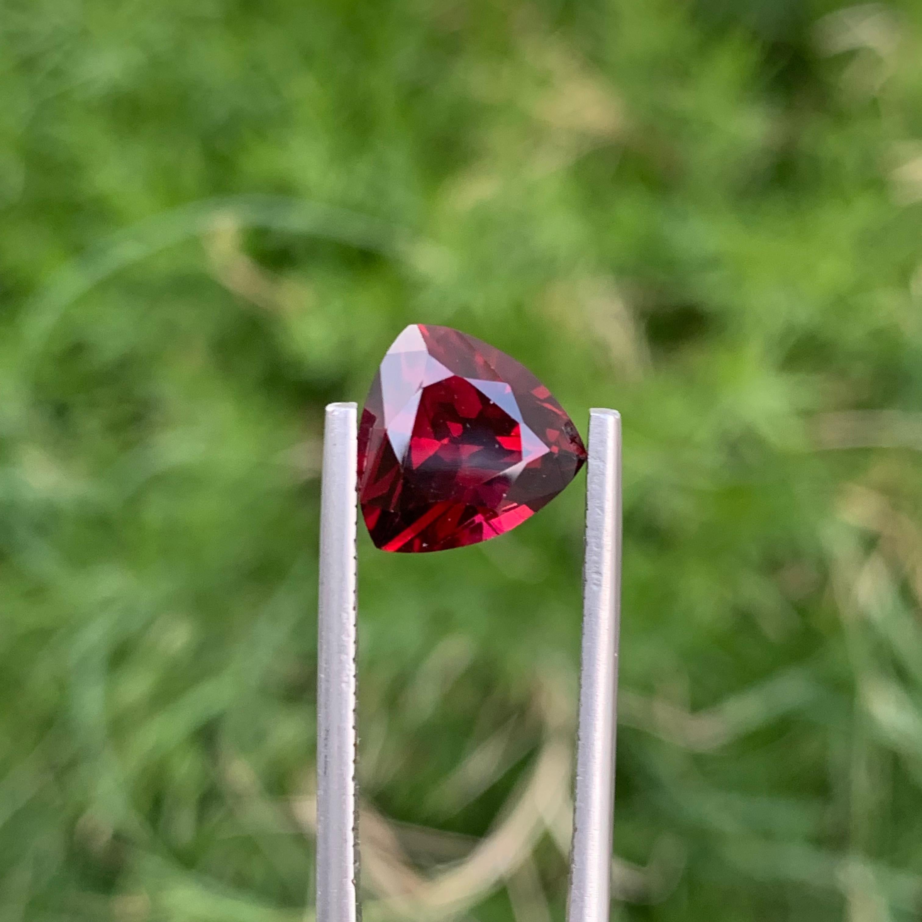 Gorgeous Natural Loose Red Rhodolite Garnet Trilliant Cut Ring Gemstone  In New Condition For Sale In Peshawar, PK