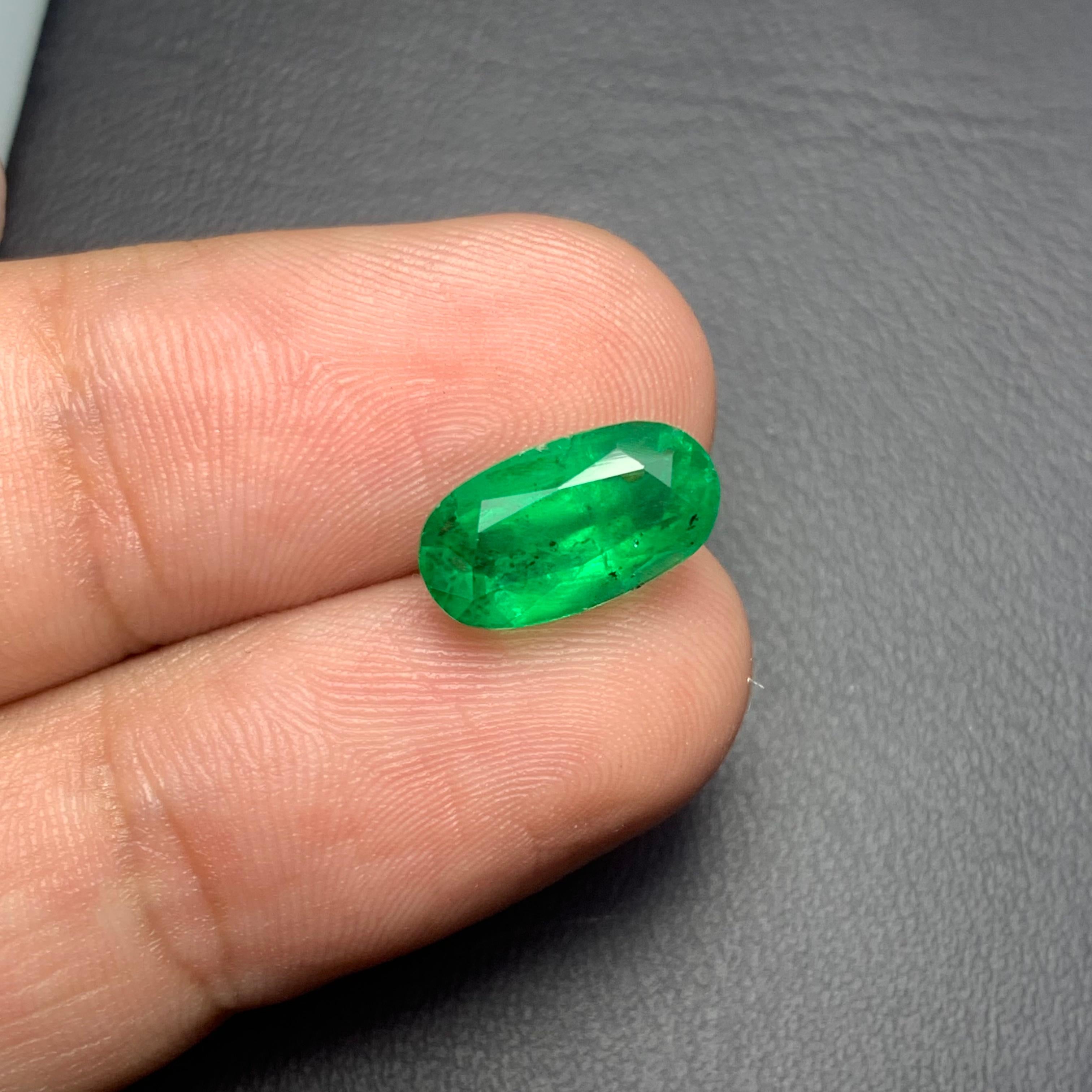 Gorgeous Natural Vivid Green Emerald Oval Shape from Pakistan Mine 3.10 Carat In New Condition In Peshawar, PK