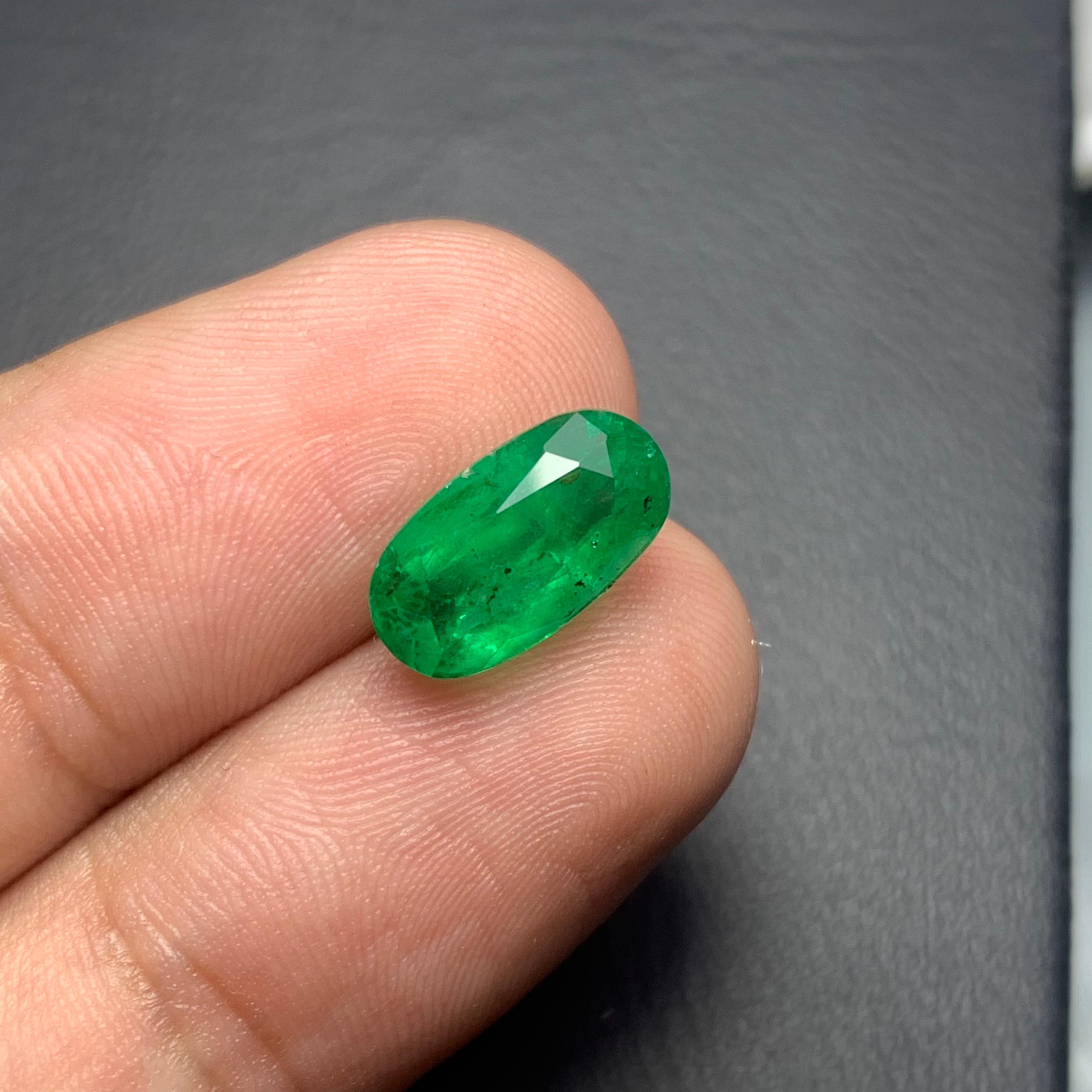 Women's or Men's Gorgeous Natural Vivid Green Emerald Oval Shape from Pakistan Mine 3.10 Carat