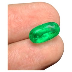 Splendido smeraldo naturale di colore verde vivo di forma ovale proveniente da una miniera del Pakistan da 3,10 carati