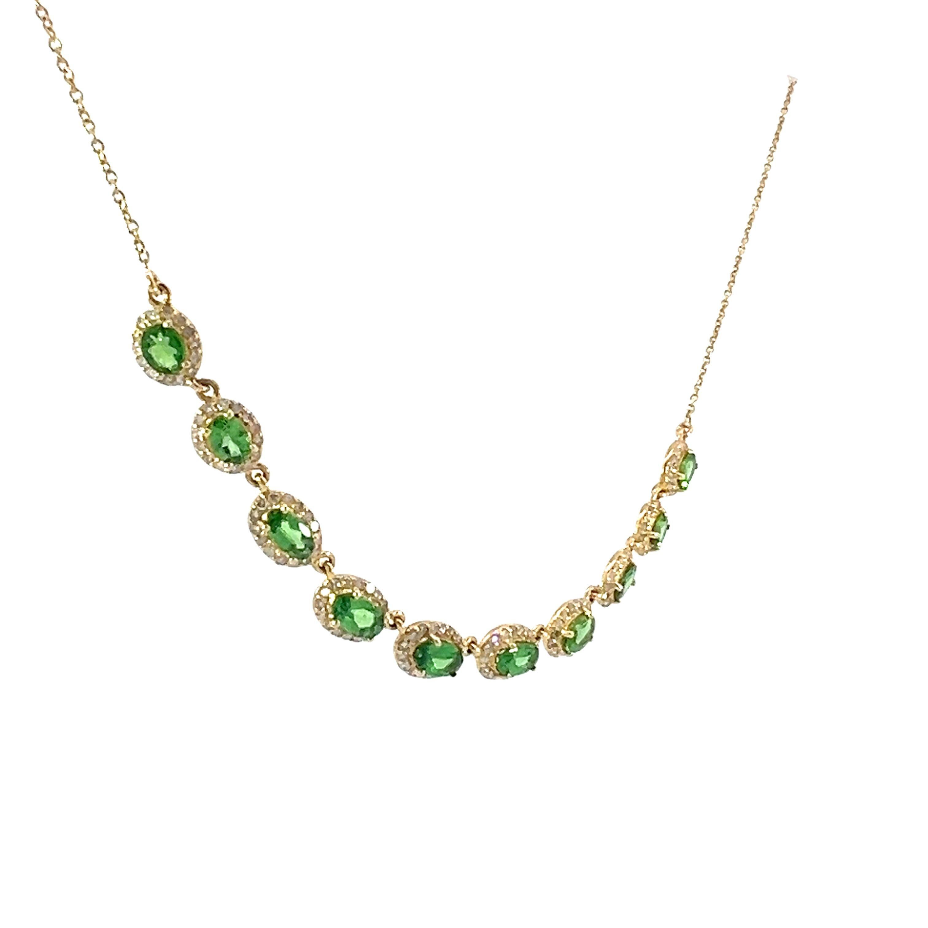 La rodea un magnífico collar de tsavorita natural de 1,51 quilates con diamantes de 0,60 quilates.

Las brillantes gemas tsavoritas están elegantemente colocadas en engastes de oro amarillo de 14 quilates en este impresionante collar. La disposición