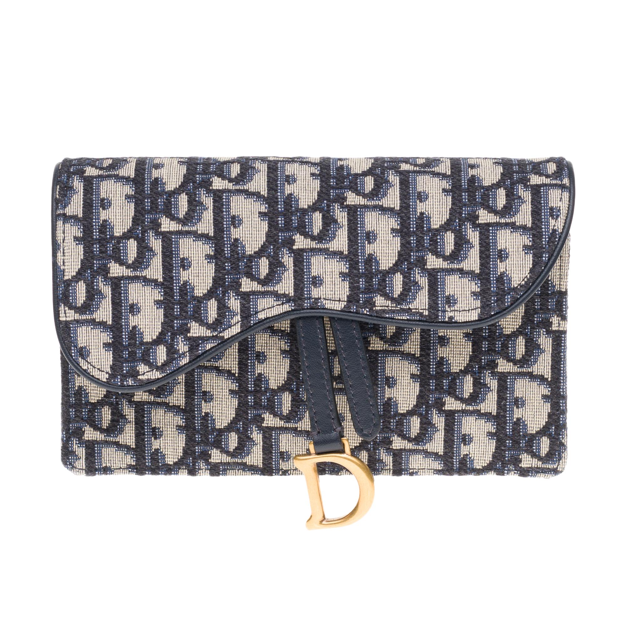 Saddle belt pocket in blue Dior Oblique jacquard fabric and blue cowhide leather details.

Antique gold-coloured metal hardware
Navy leather lining 
2 slots for cards
1 zipped pocket
Removable belt
Wear belt or hand
Dimensions: 17 x 10 x 3.5 cm

New