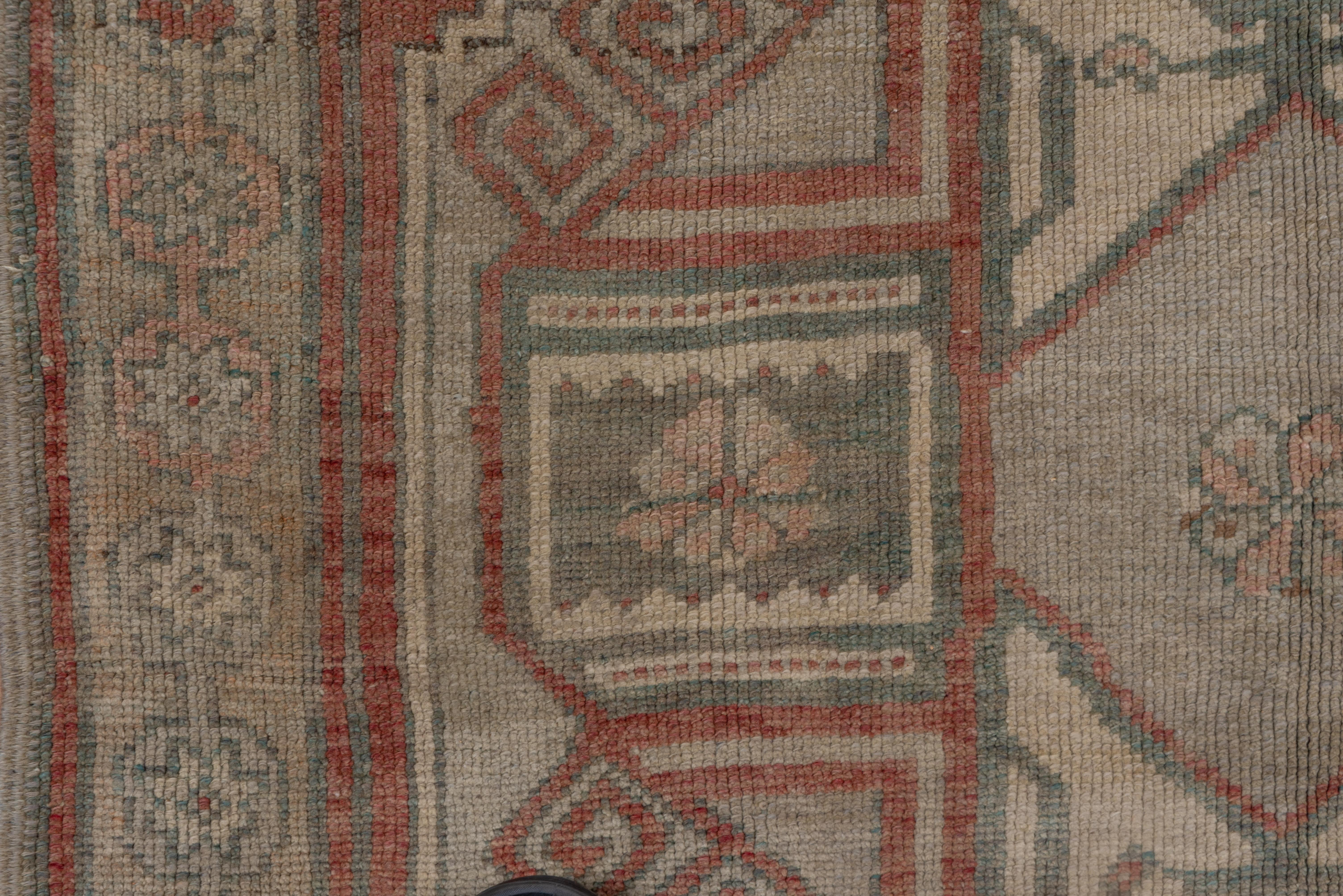 Milieu du XXe siècle Magnifique tapis de la galerie Oushak, palette de couleurs douces en vente