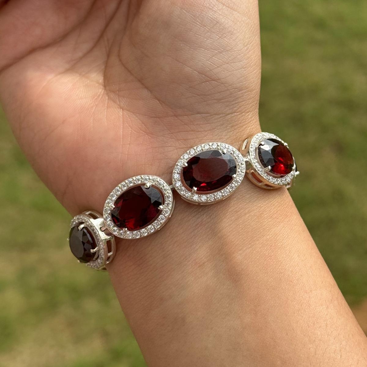 Magnifique bracelet à maillons en forme de halo en grenat rouge foncé taillé en ovale et en CZ blanc pour femmes en vente 3