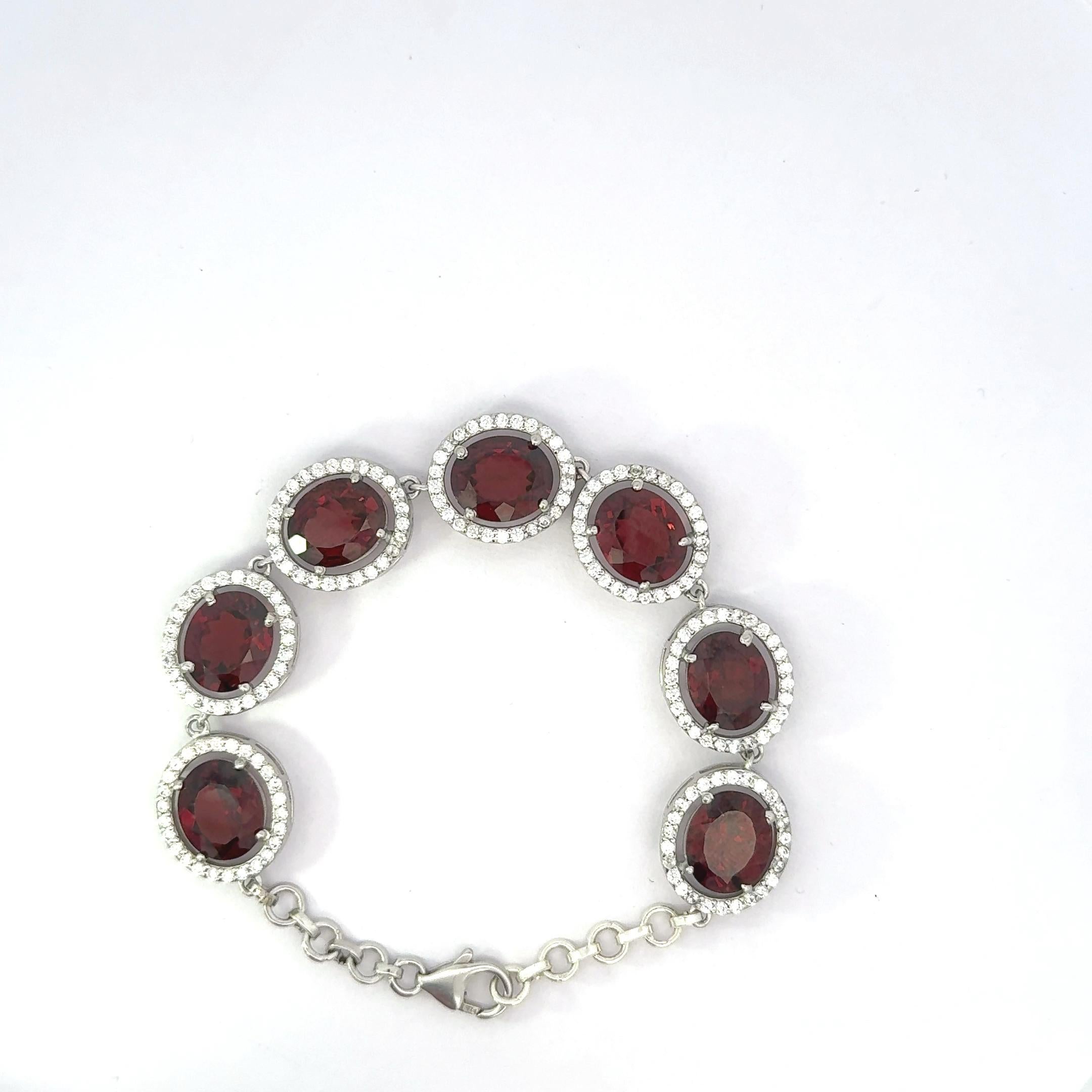 Preciosa Pulsera de Eslabones con Halo de CZ Blanca y Granate Rojo Profundo de Corte Oval para Mujer Corte oval en venta