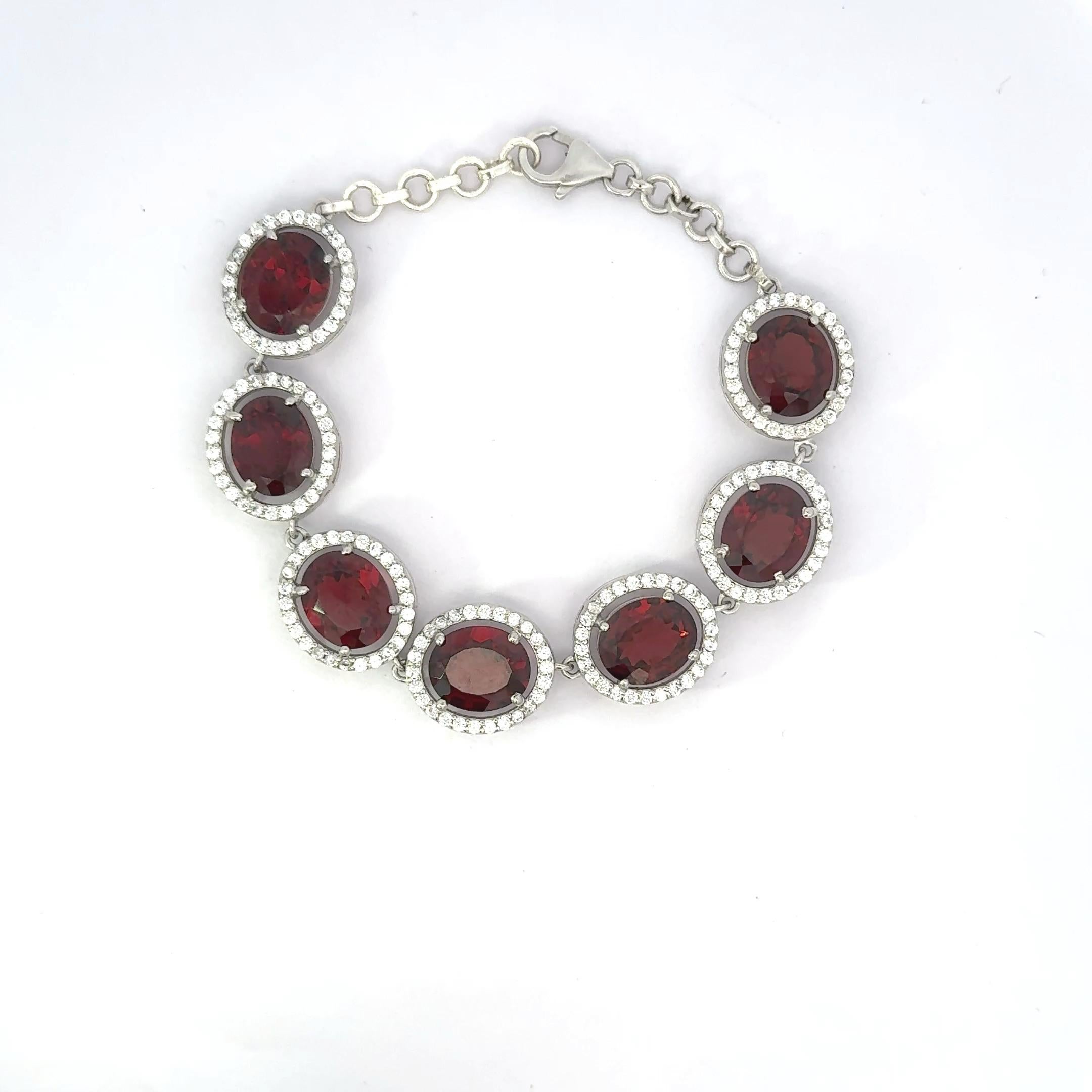 Preciosa Pulsera de Eslabones con Halo de CZ Blanca y Granate Rojo Profundo de Corte Oval para Mujer en Nuevo estado para la venta en New York, NY