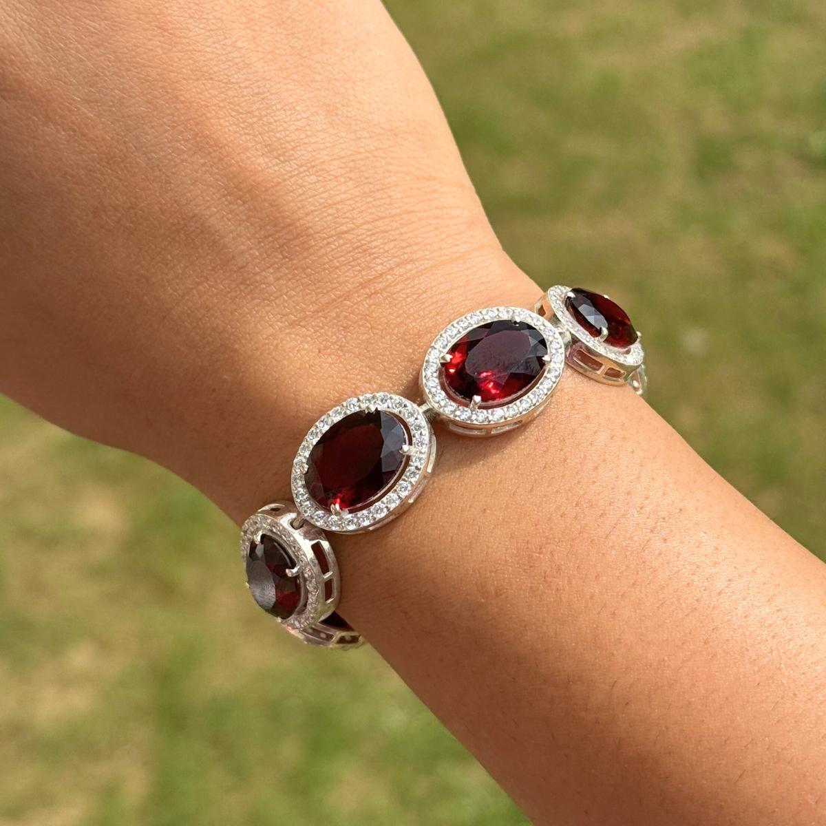 Art nouveau Magnifique bracelet à maillons en forme de halo en grenat rouge foncé taillé en ovale et en CZ blanc pour femmes en vente