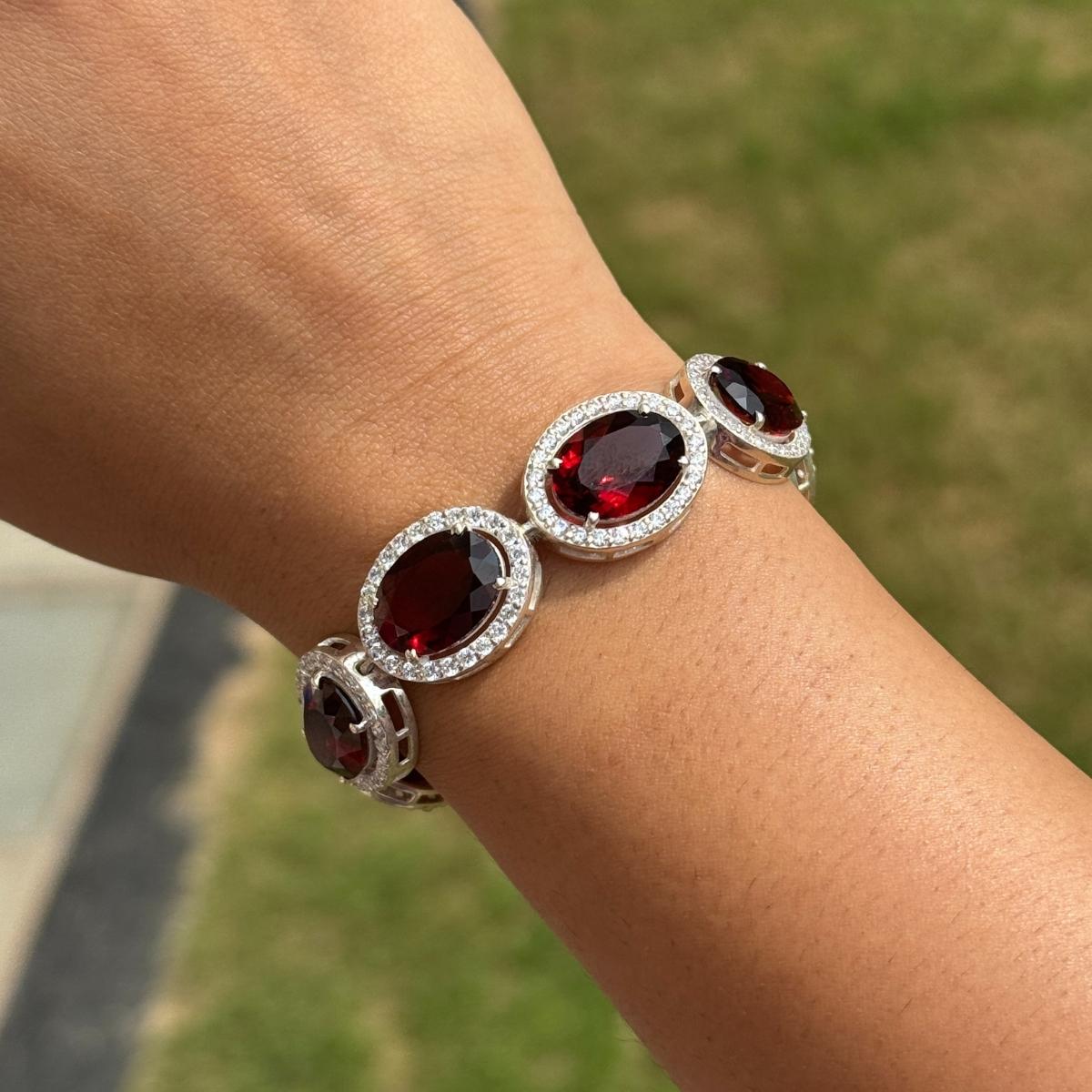 Magnifique bracelet à maillons en forme de halo en grenat rouge foncé taillé en ovale et en CZ blanc pour femmes en vente 1