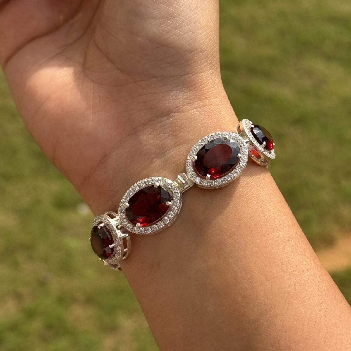 Magnifique bracelet à maillons en forme de halo en grenat rouge foncé taillé en ovale et en CZ blanc pour femmes Neuf - En vente à New York, NY