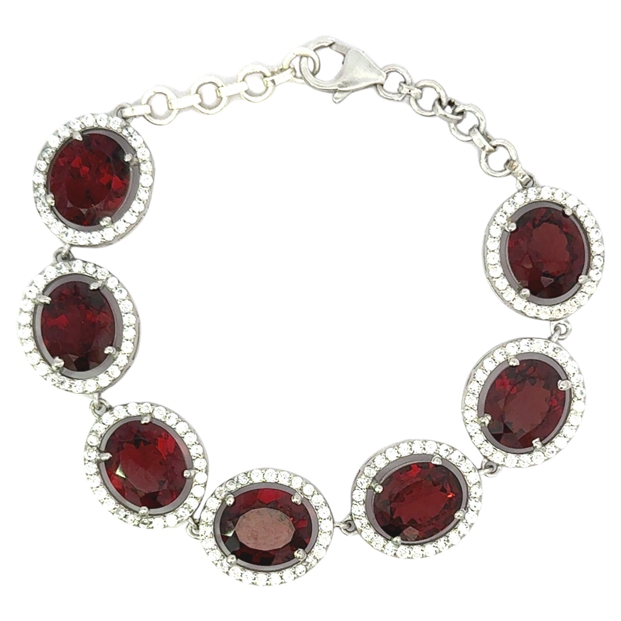 Splendido braccialetto a maglie con granato rosso intenso dal taglio ovale e CZ bianche per donna