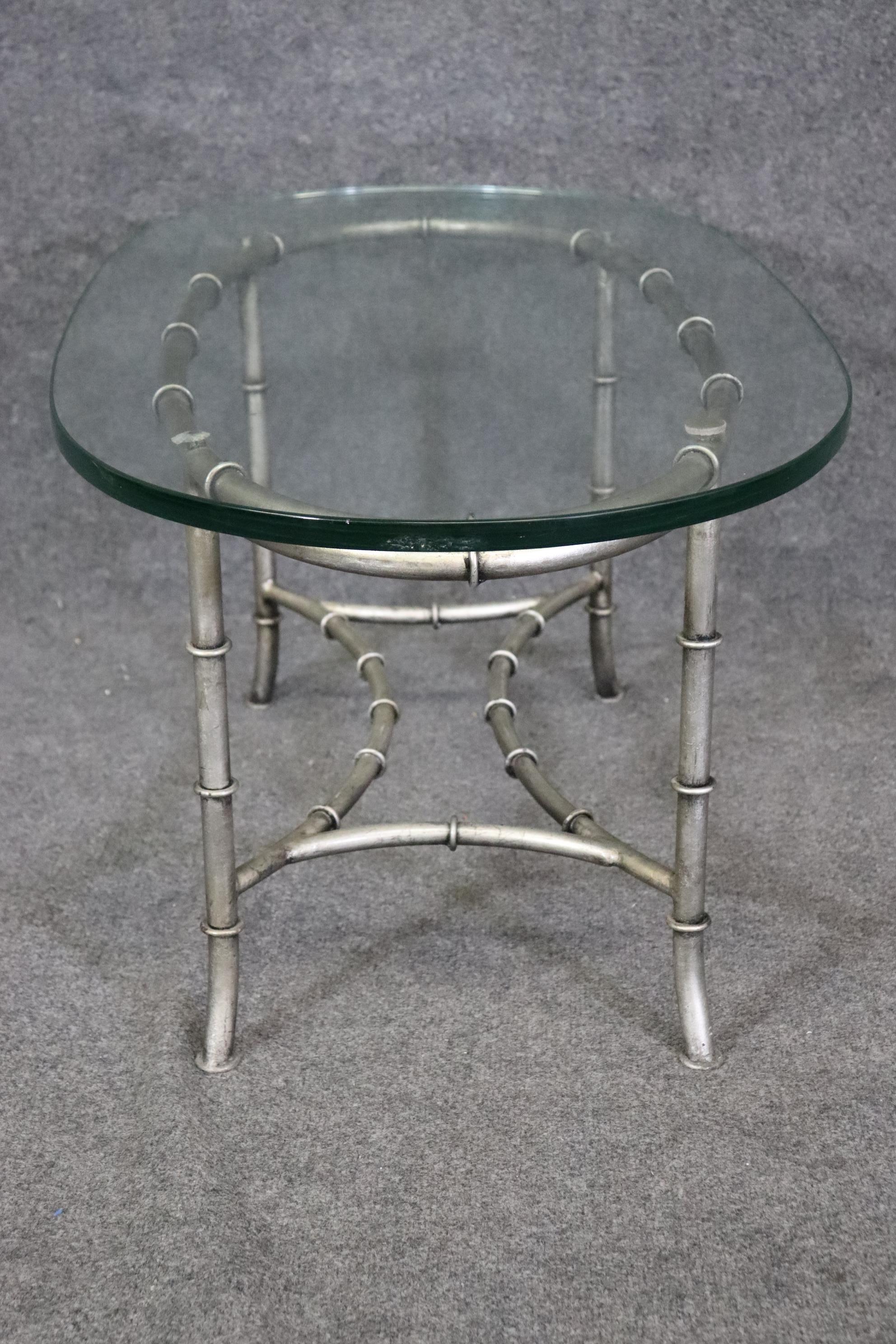 Preciosa Mesa de centro ovalada de acero y cristal de imitación de bambú estilo Maison Bagues Francés en venta