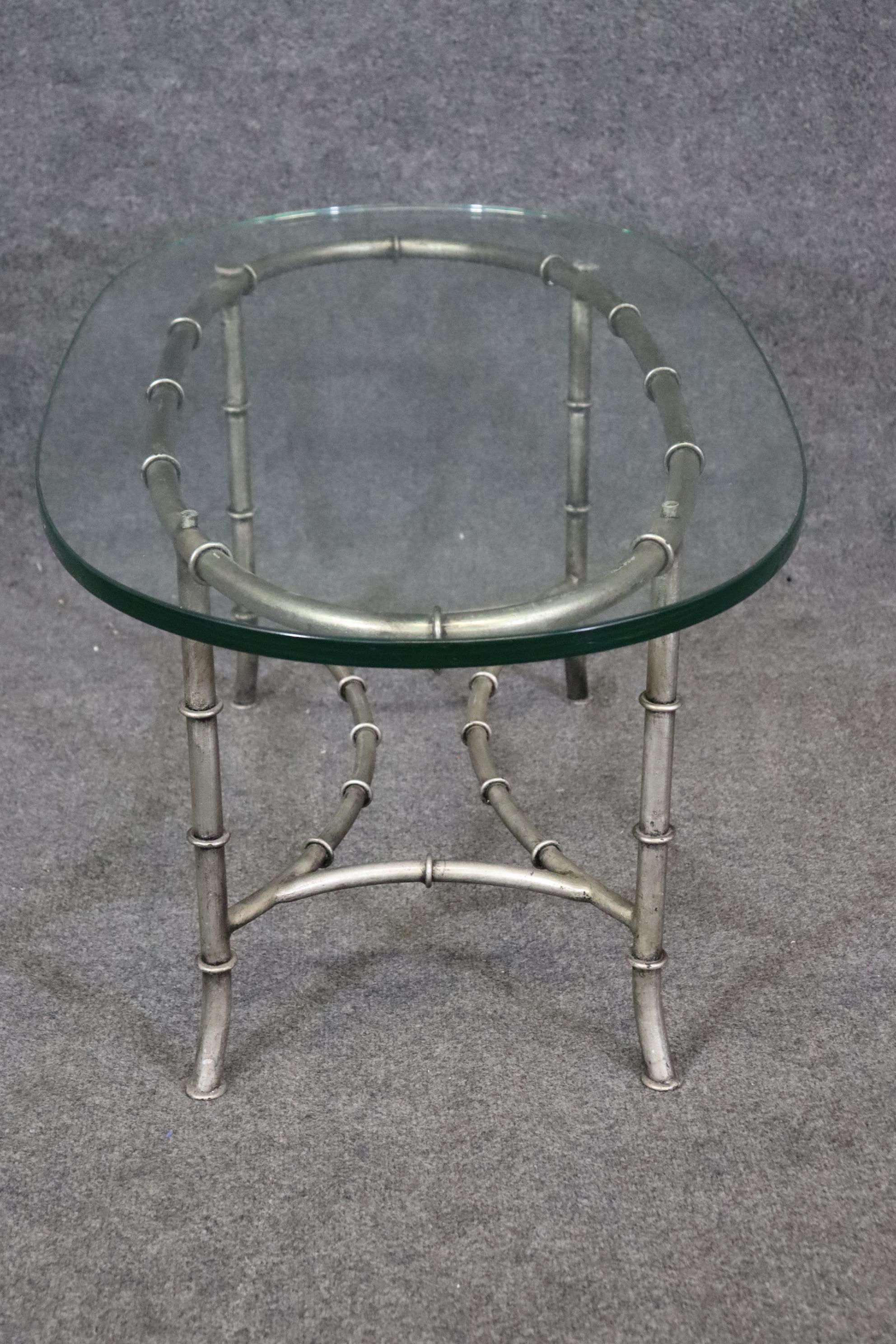 Preciosa Mesa de centro ovalada de acero y cristal de imitación de bambú estilo Maison Bagues finales del siglo XX en venta
