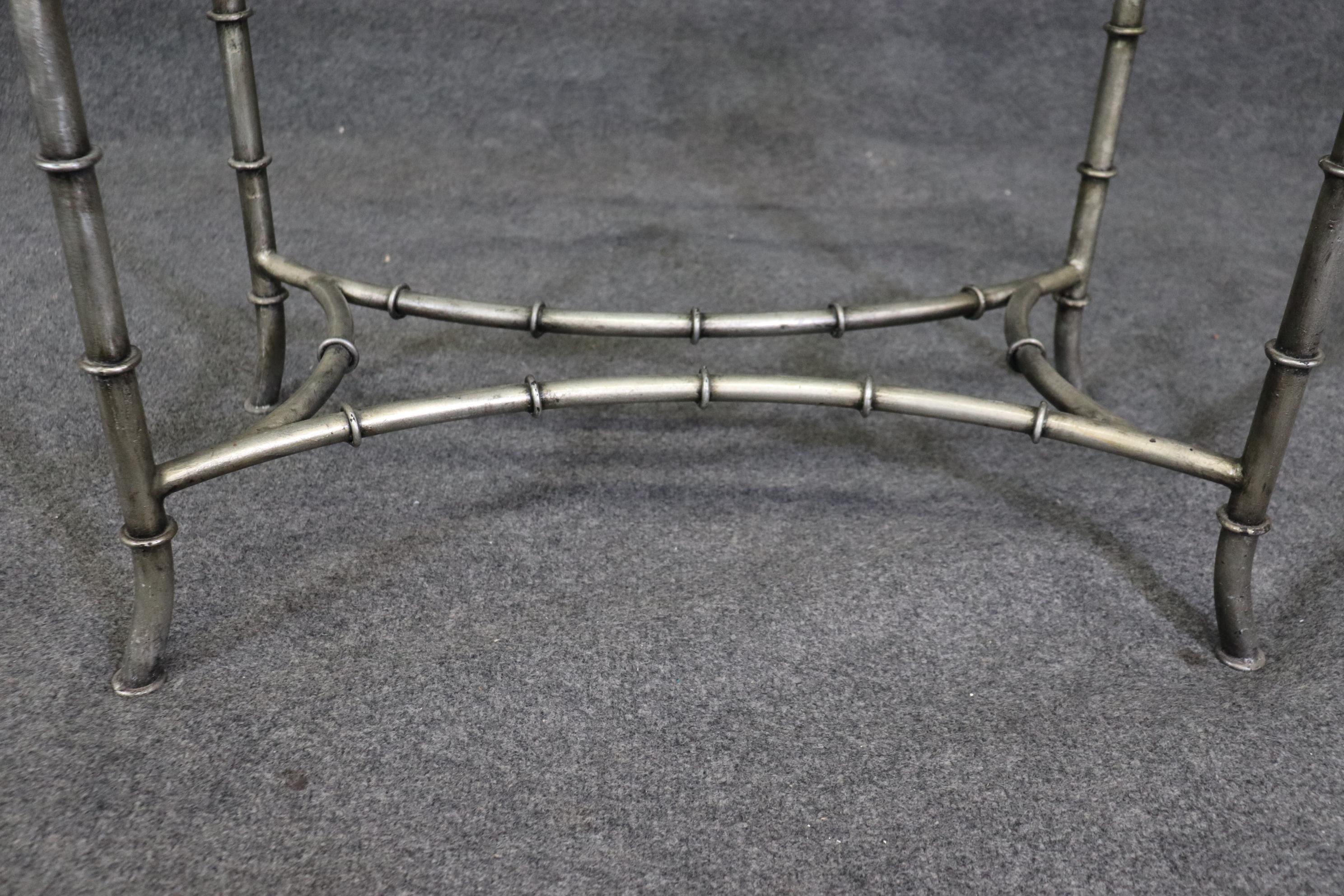 Preciosa Mesa de centro ovalada de acero y cristal de imitación de bambú estilo Maison Bagues en venta 2