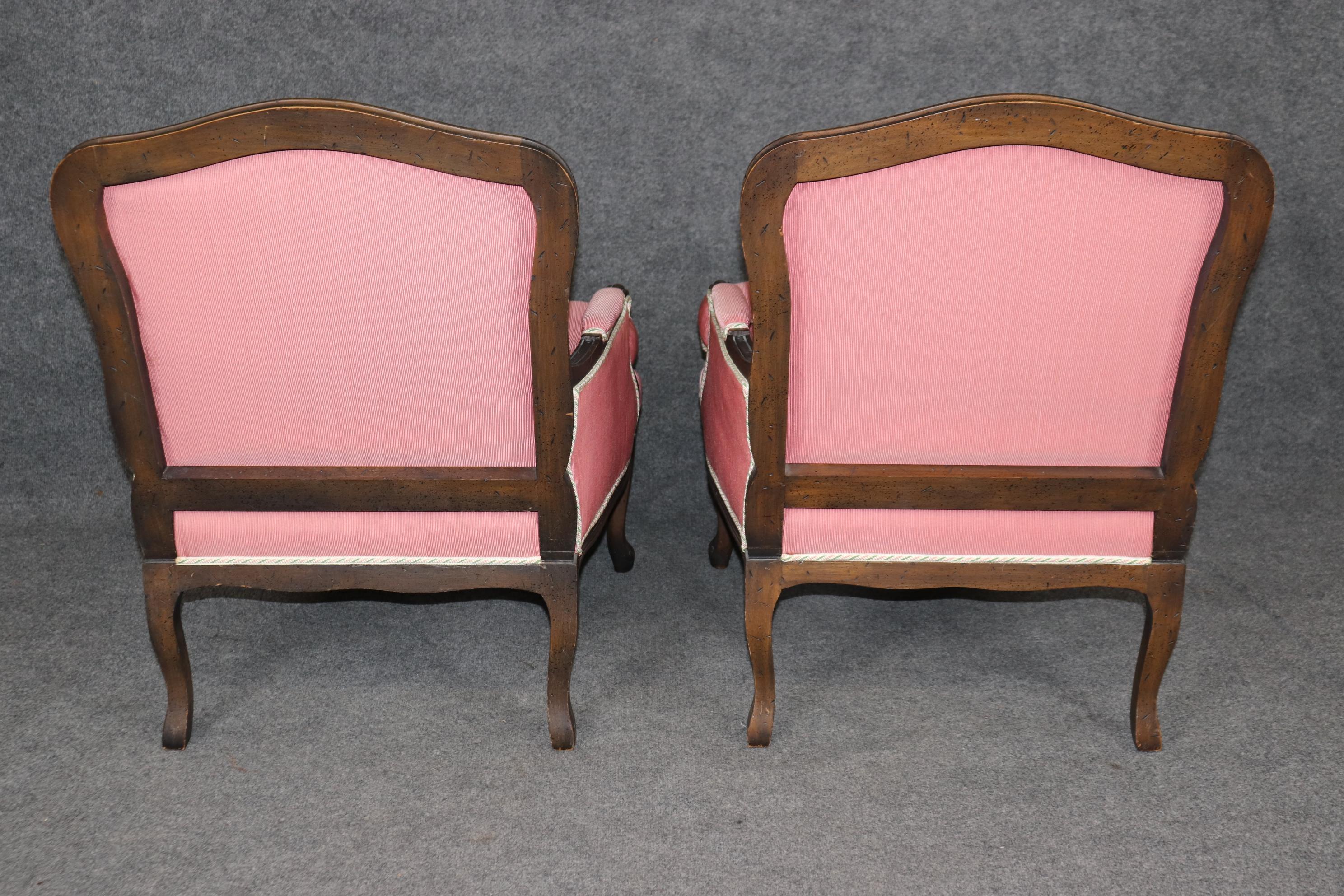 Gorgeous Pair Carved Walnut Louis XV Style Bergères with Pink Off-White Fabric In Good Condition In Swedesboro, NJ