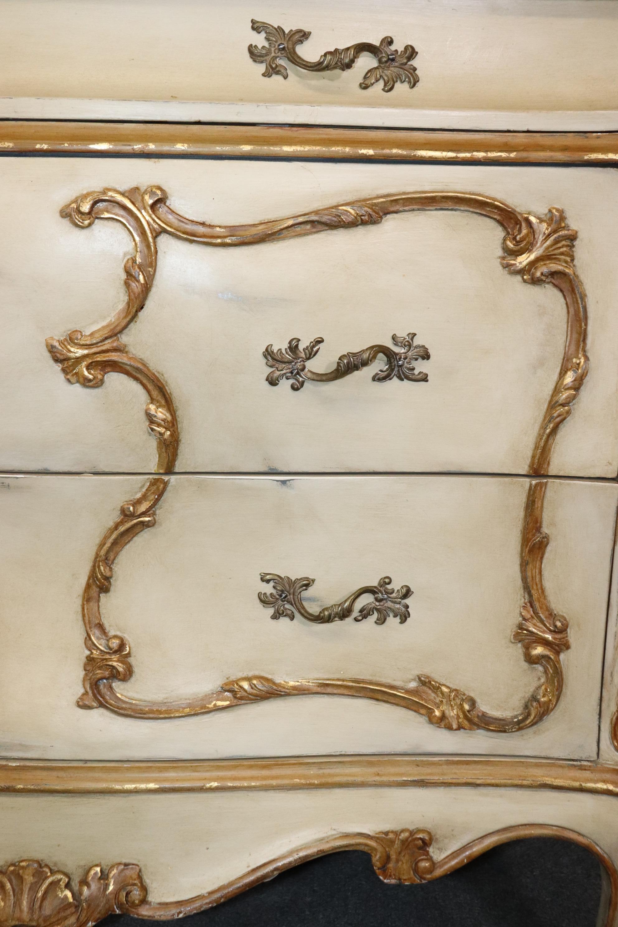 Preciosa Pareja de Cómodas Antiguas Decoradas con Pintura Blanca y Dorada 2