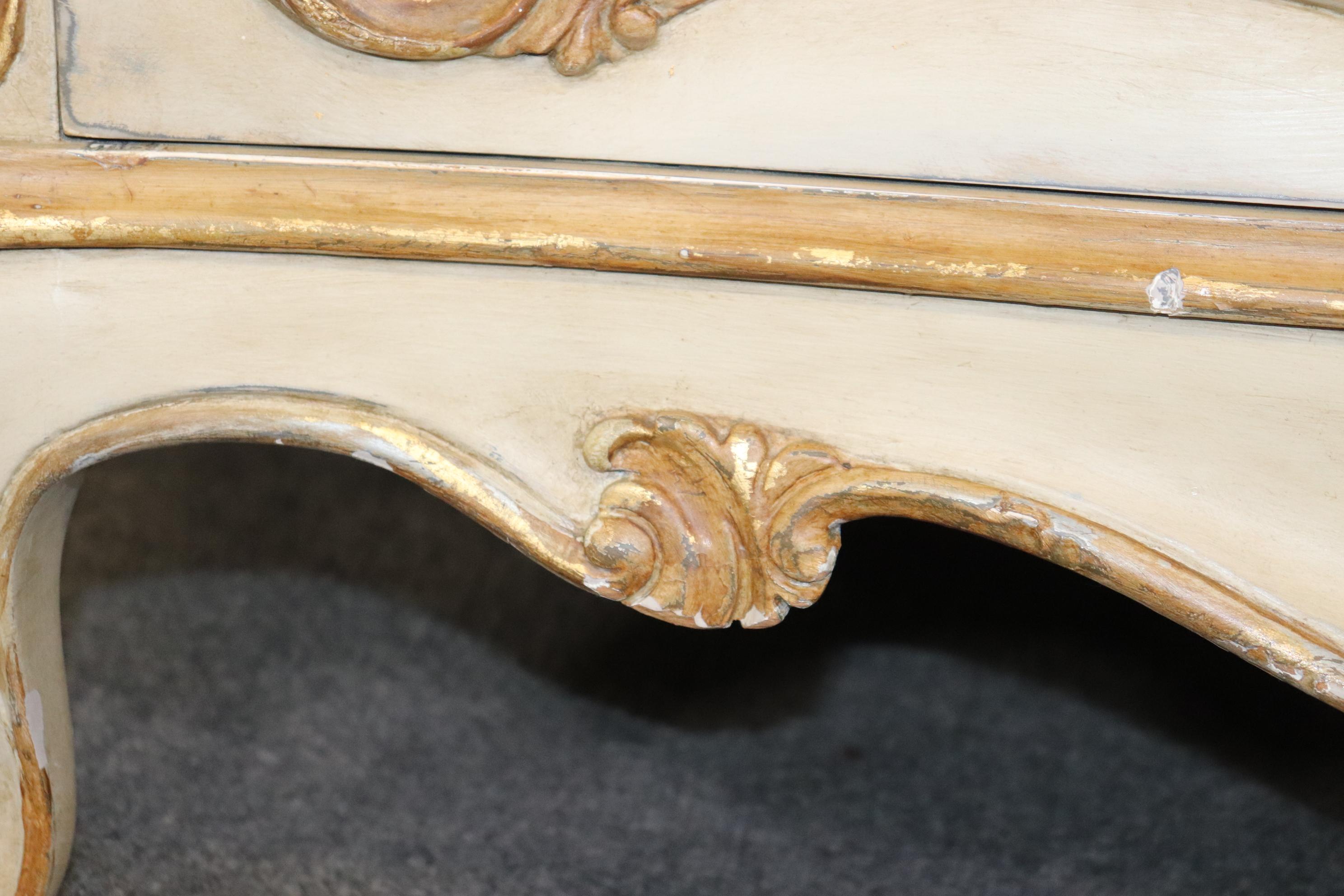 Preciosa Pareja de Cómodas Antiguas Decoradas con Pintura Blanca y Dorada 5