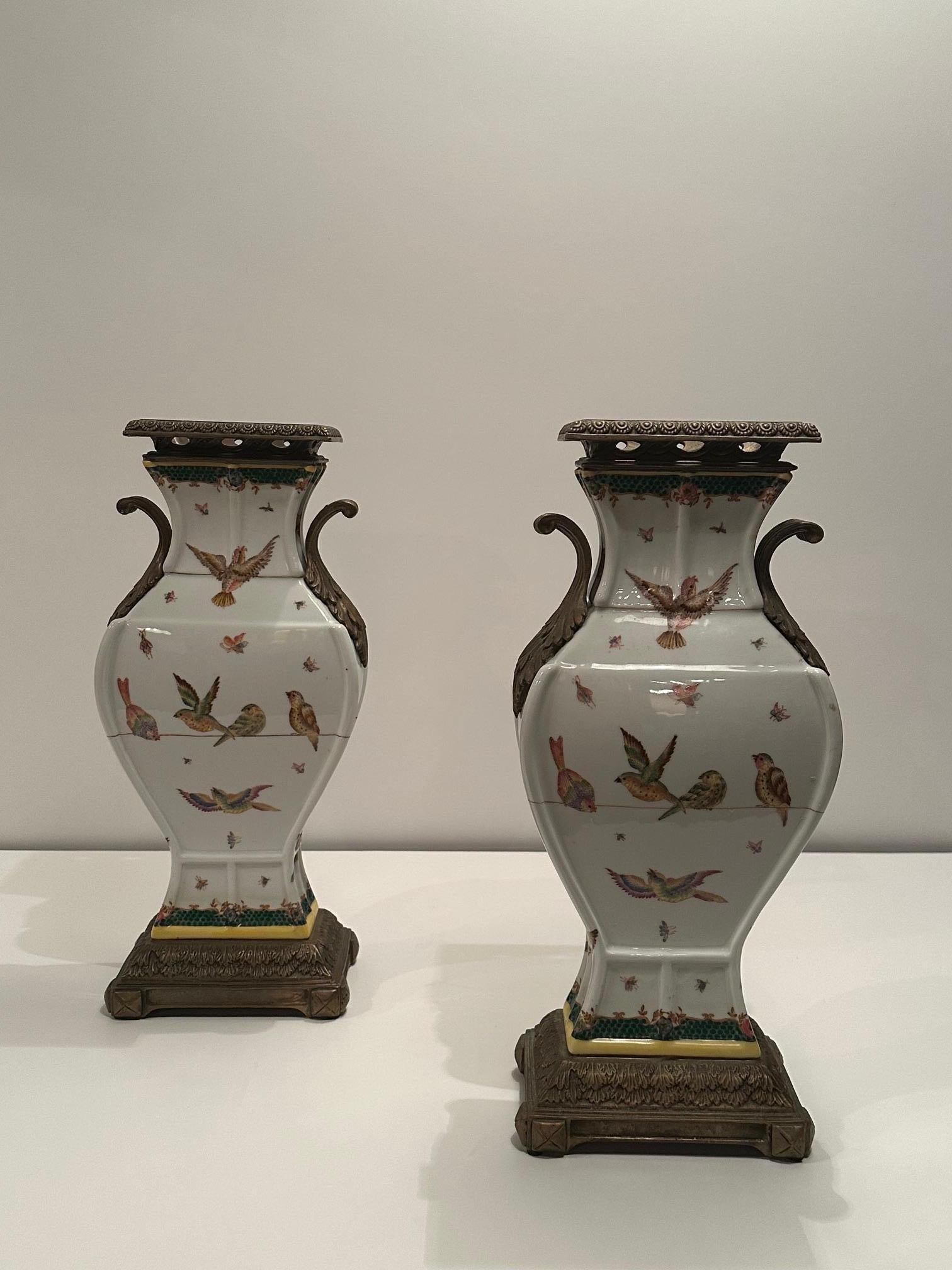 Preciosa Pareja de Jarrones Decorativos de Porcelana Montados en Bronce en venta 6