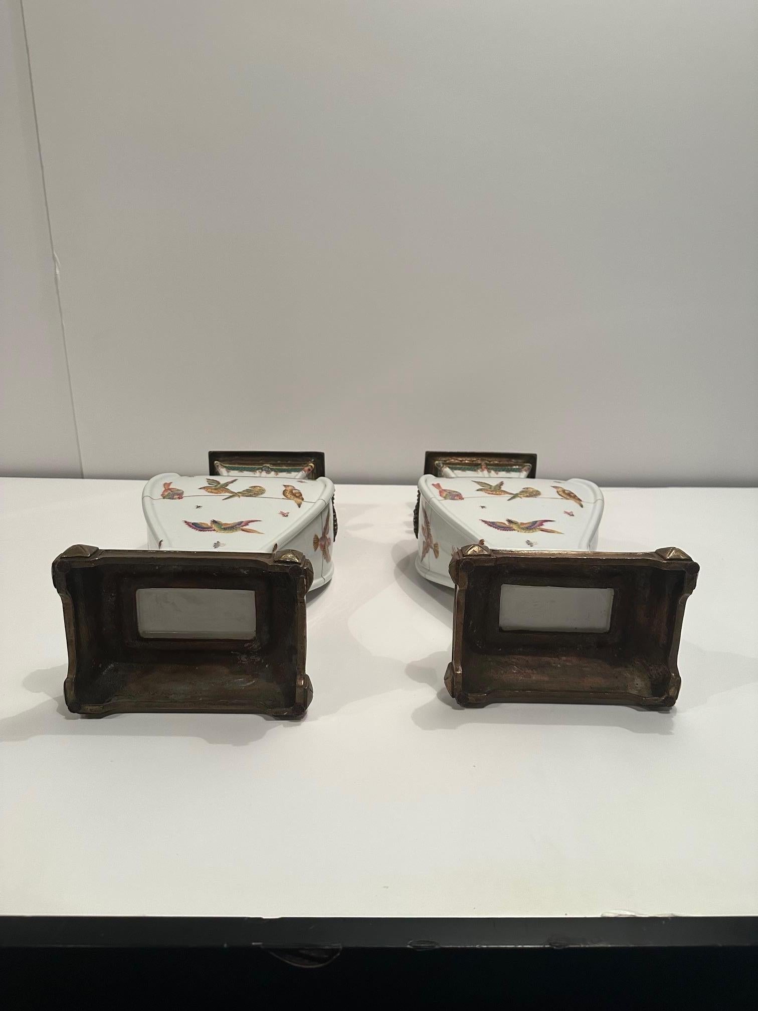 Preciosa Pareja de Jarrones Decorativos de Porcelana Montados en Bronce en venta 7