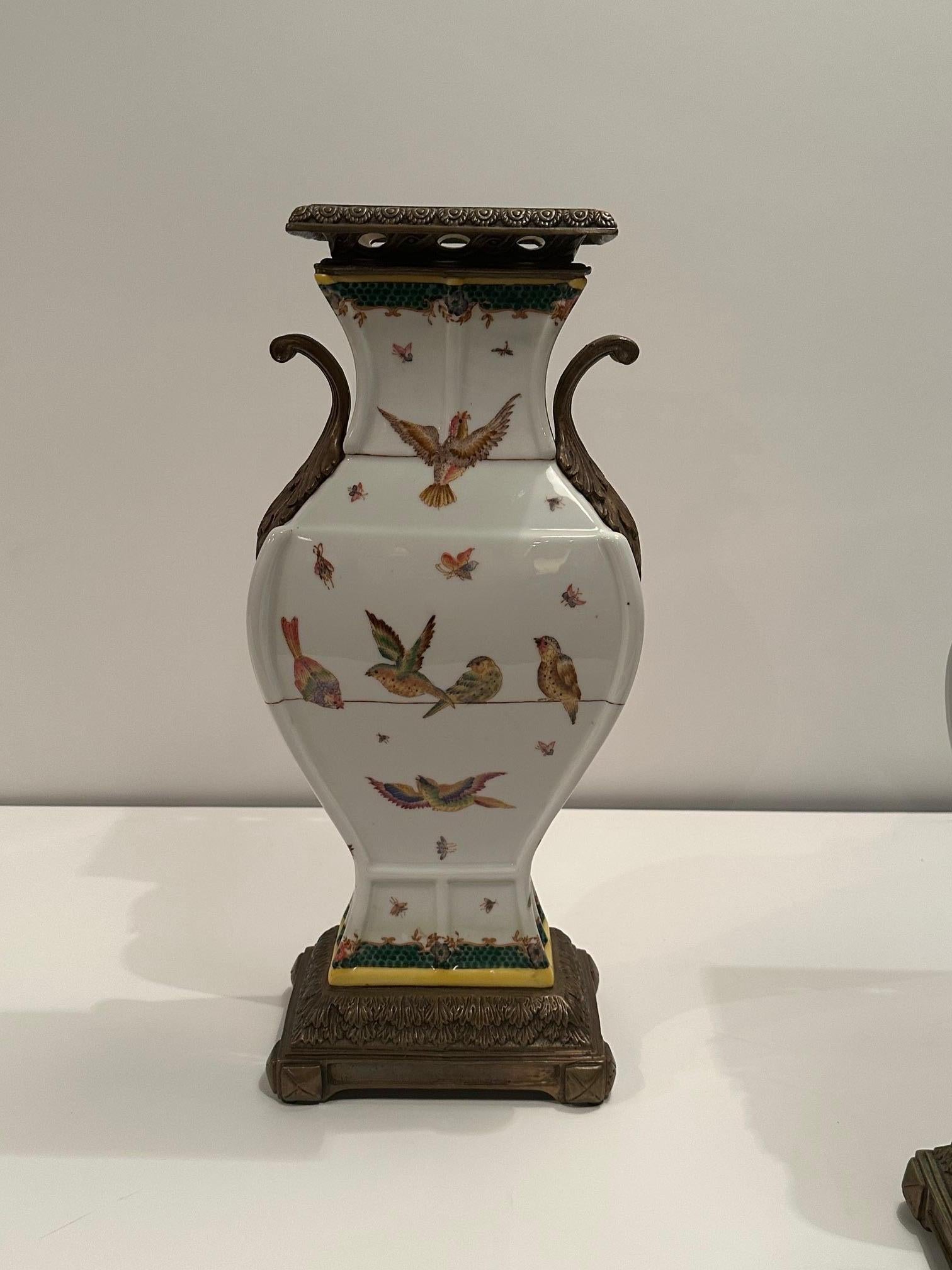Preciosa Pareja de Jarrones Decorativos de Porcelana Montados en Bronce en Bueno estado para la venta en Hopewell, NJ