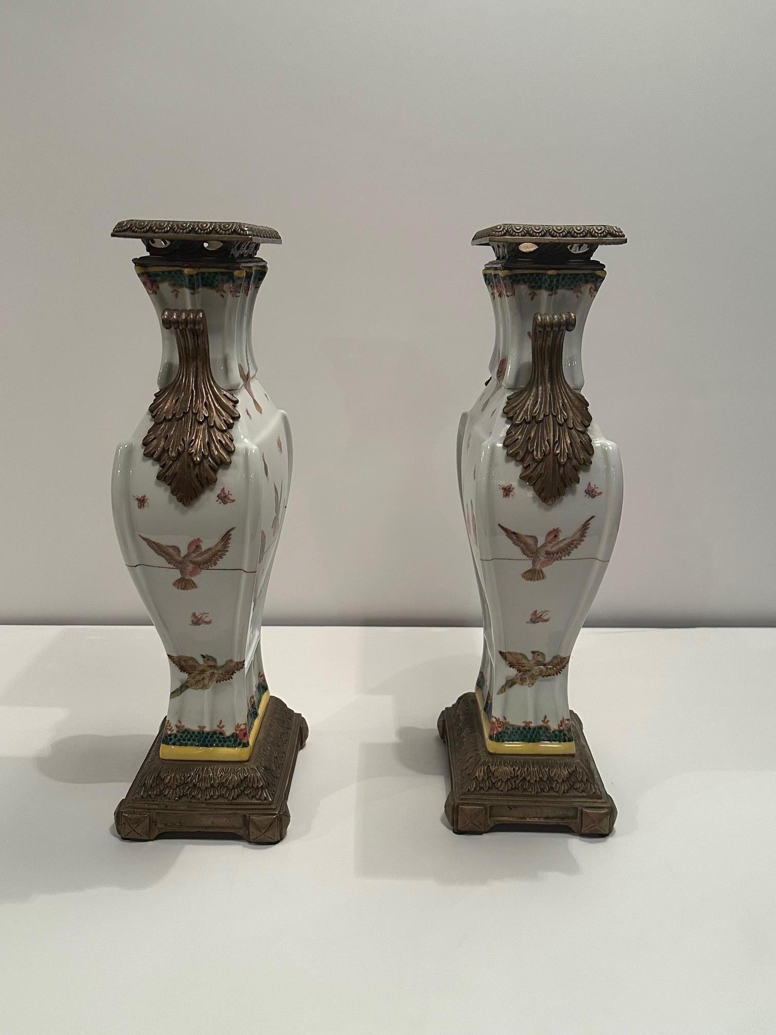 Preciosa Pareja de Jarrones Decorativos de Porcelana Montados en Bronce siglo XX en venta