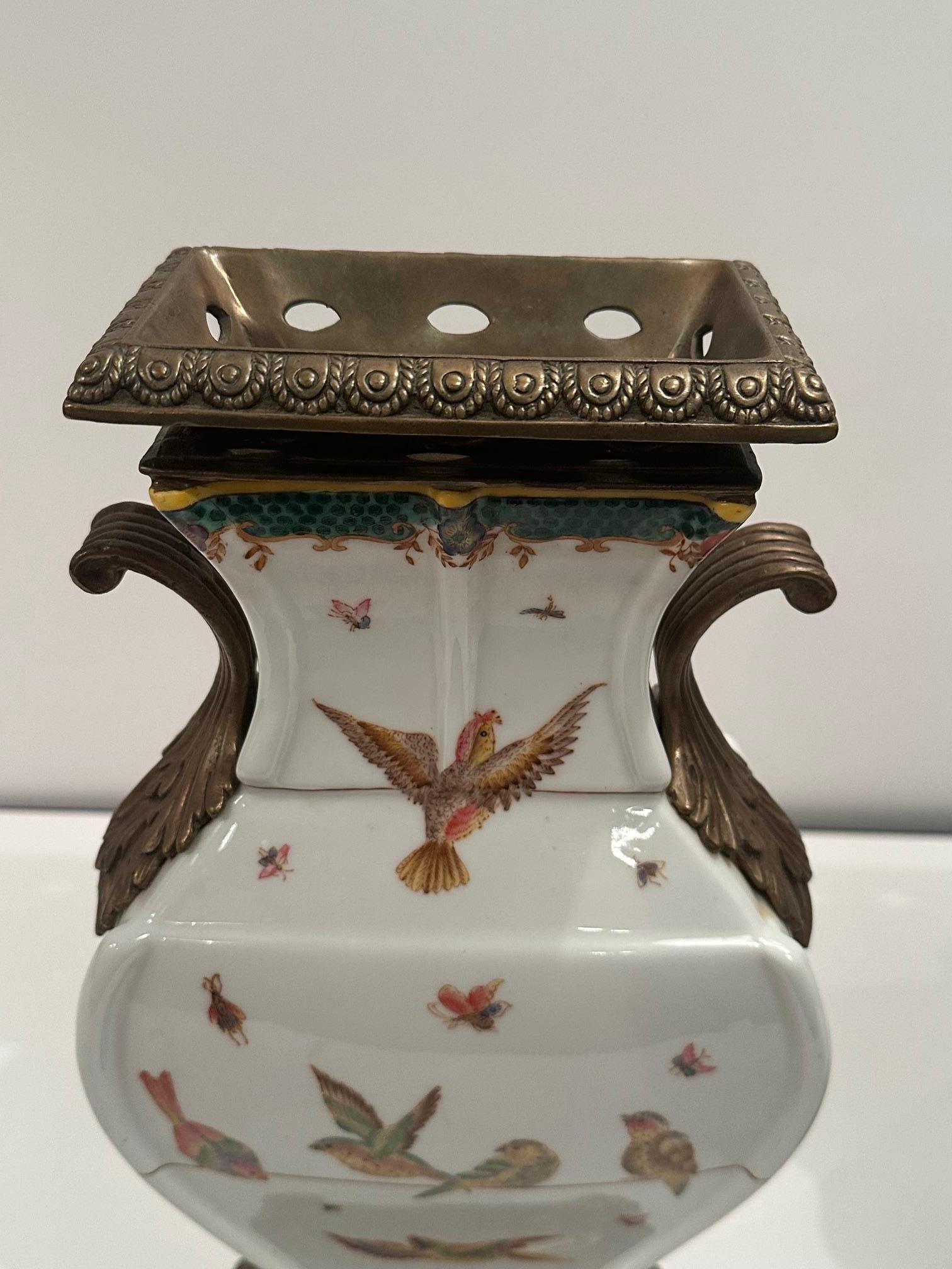 Preciosa Pareja de Jarrones Decorativos de Porcelana Montados en Bronce en venta 1