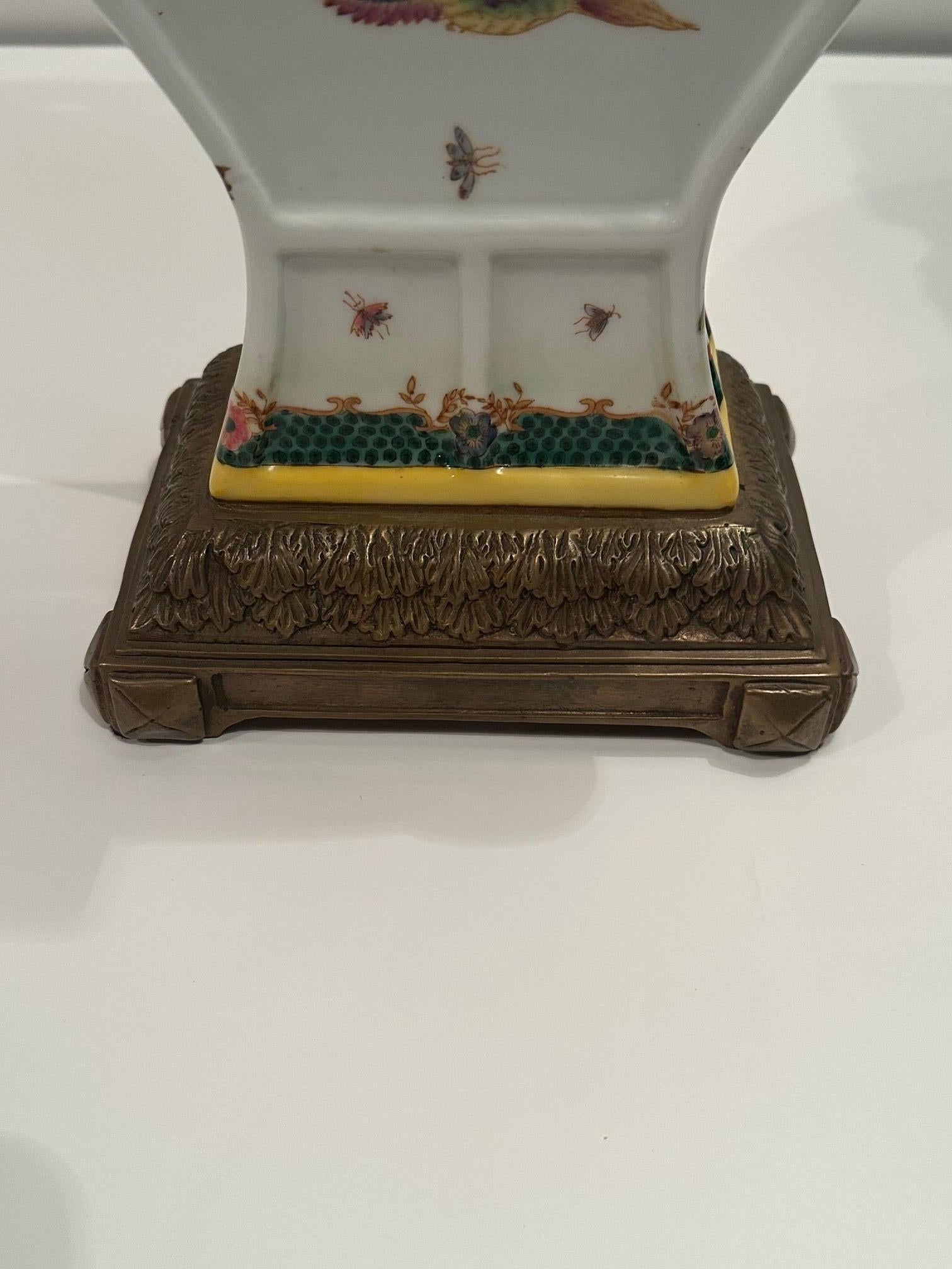 Preciosa Pareja de Jarrones Decorativos de Porcelana Montados en Bronce en venta 2