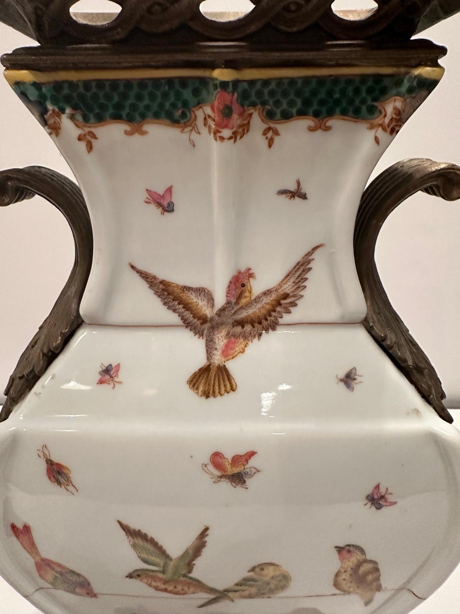 Preciosa Pareja de Jarrones Decorativos de Porcelana Montados en Bronce en venta 3