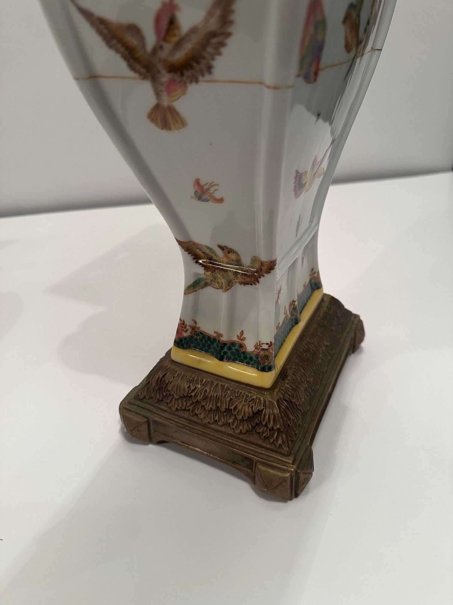 Preciosa Pareja de Jarrones Decorativos de Porcelana Montados en Bronce en venta 4