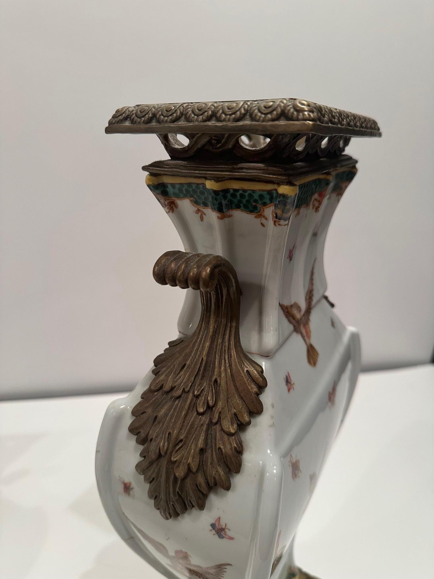 Preciosa Pareja de Jarrones Decorativos de Porcelana Montados en Bronce en venta 5