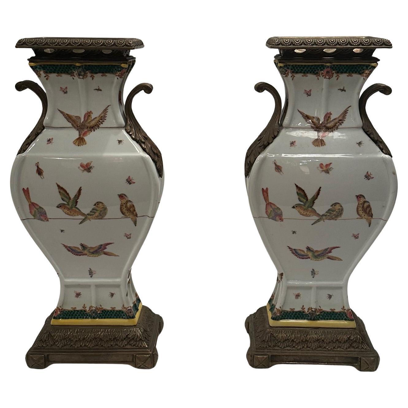Preciosa Pareja de Jarrones Decorativos de Porcelana Montados en Bronce en venta