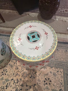 Superbe paire de tables d'extrémité en céramique avec siège de jardin chinois