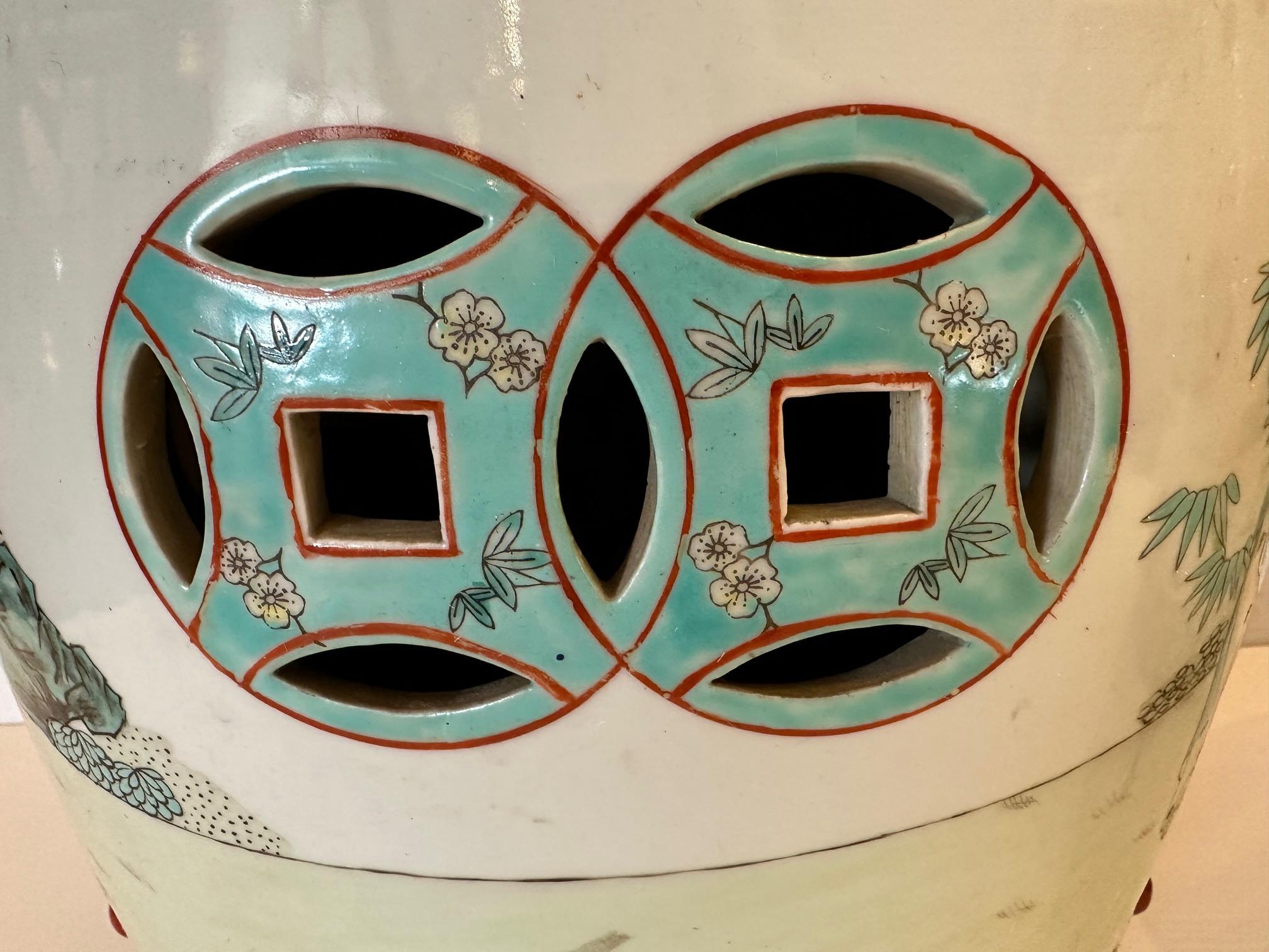Gorgeous Pair of Chinese Garden Seat End Tables (Chinesischer Export) im Angebot