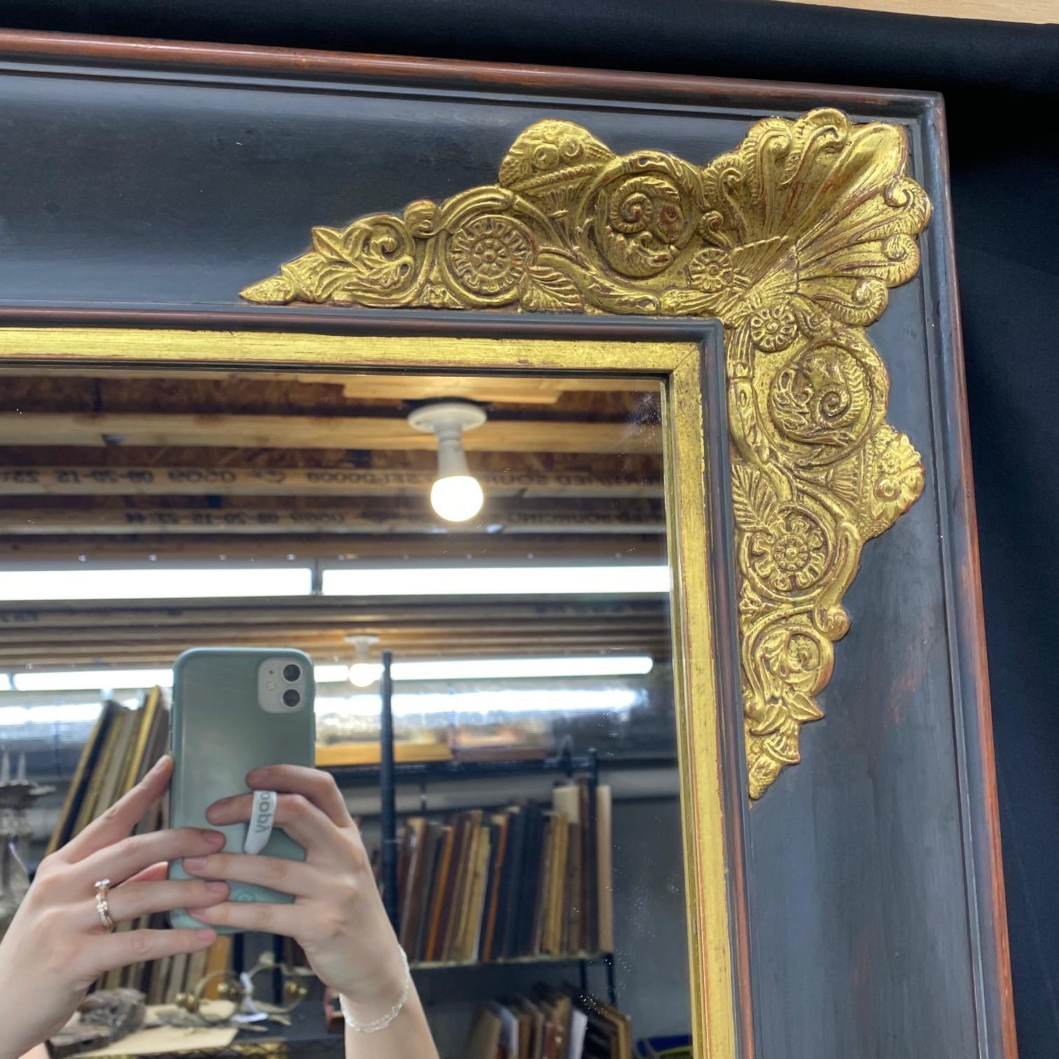 Splendida coppia di specchi da parete neri e oro in stile impero In condizioni buone in vendita a Hopewell, NJ