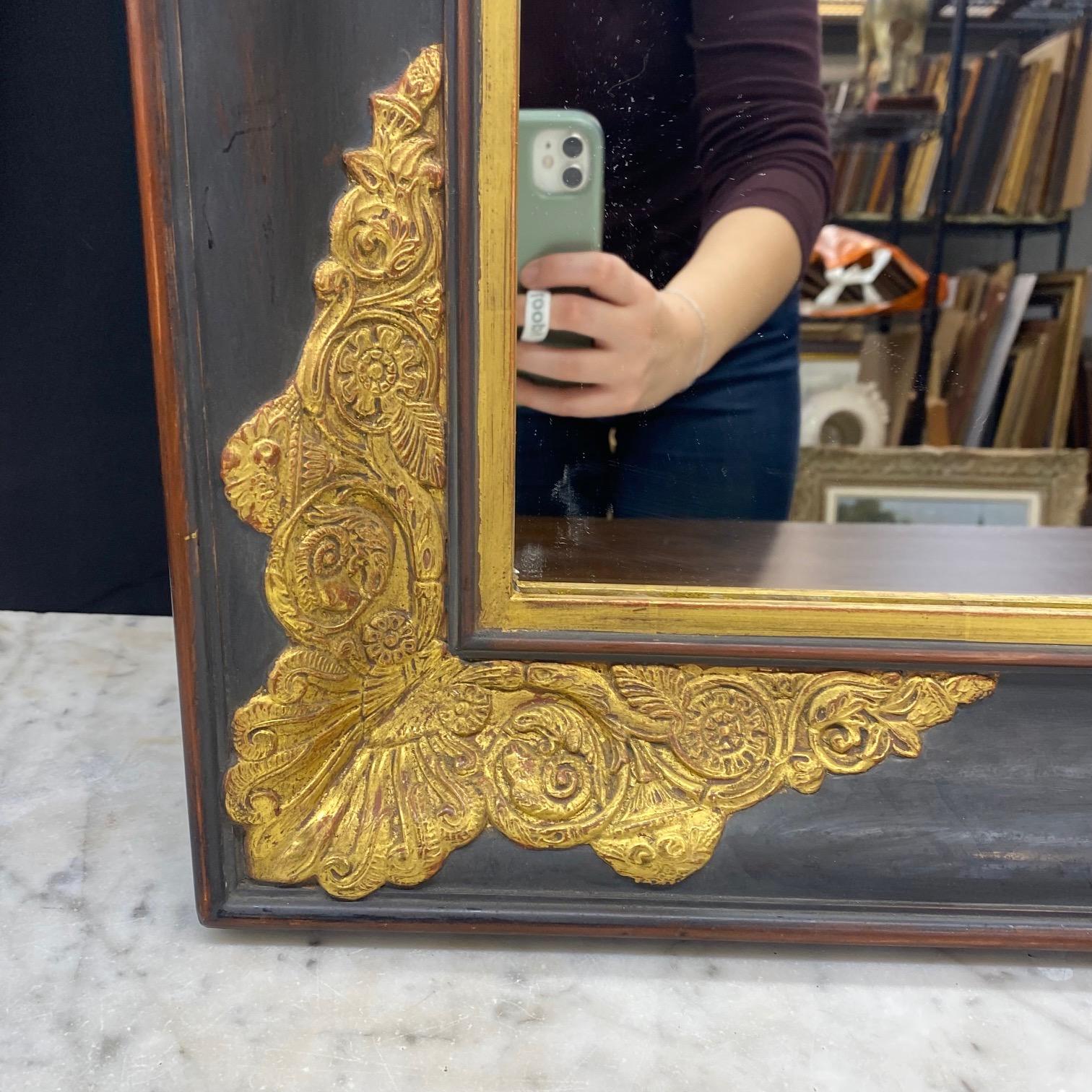 Metà XX secolo Splendida coppia di specchi da parete neri e oro in stile impero in vendita