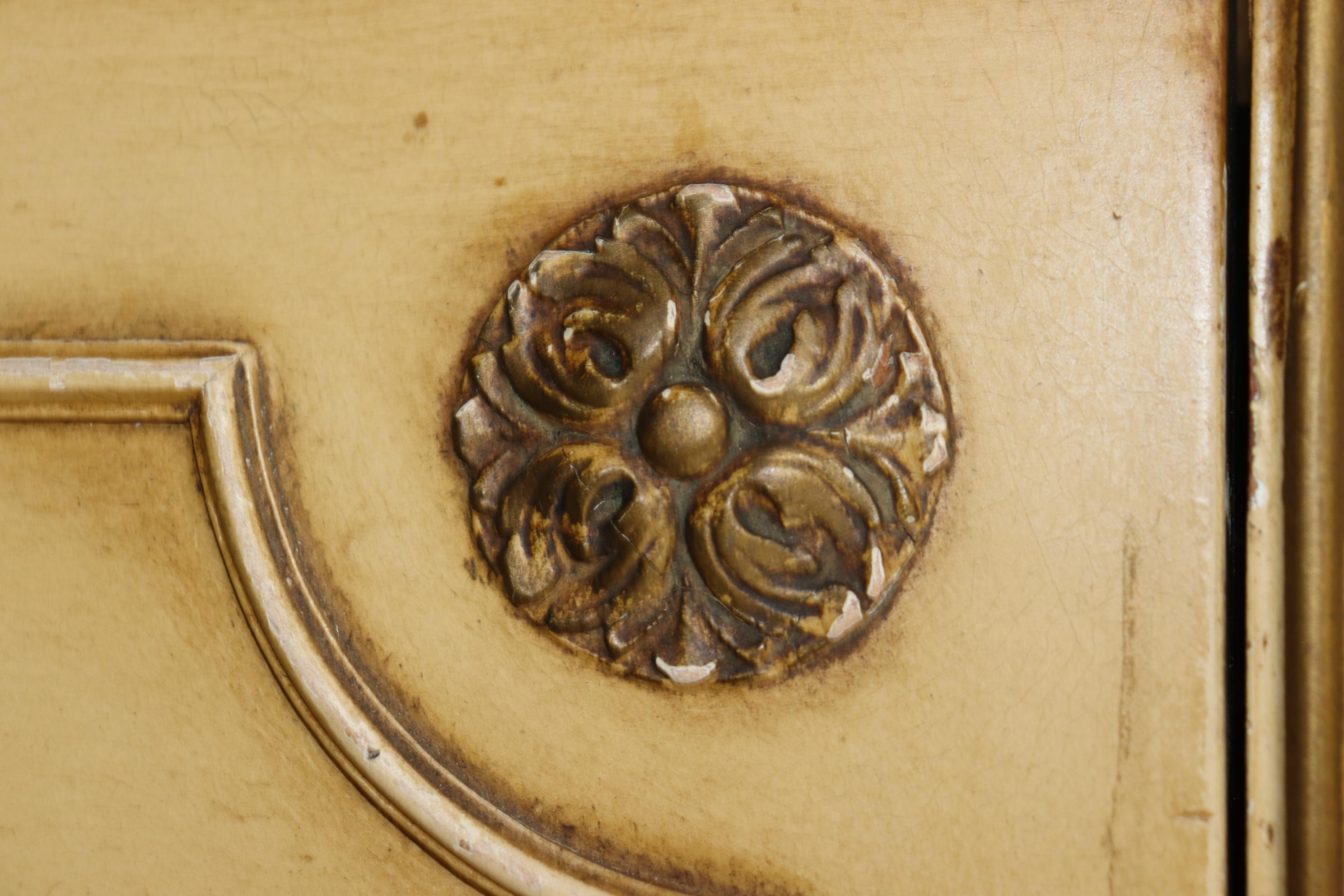 Splendida coppia di commodes francesi in stile Luigi XVI decorati con vernice finta di marmo in vendita 4